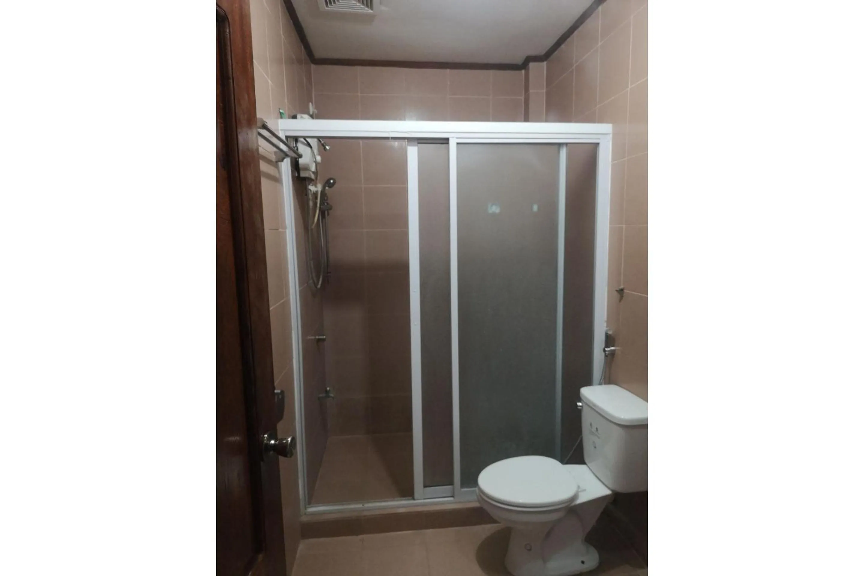 Bathroom in OYO 880 Flores De Musa Inn