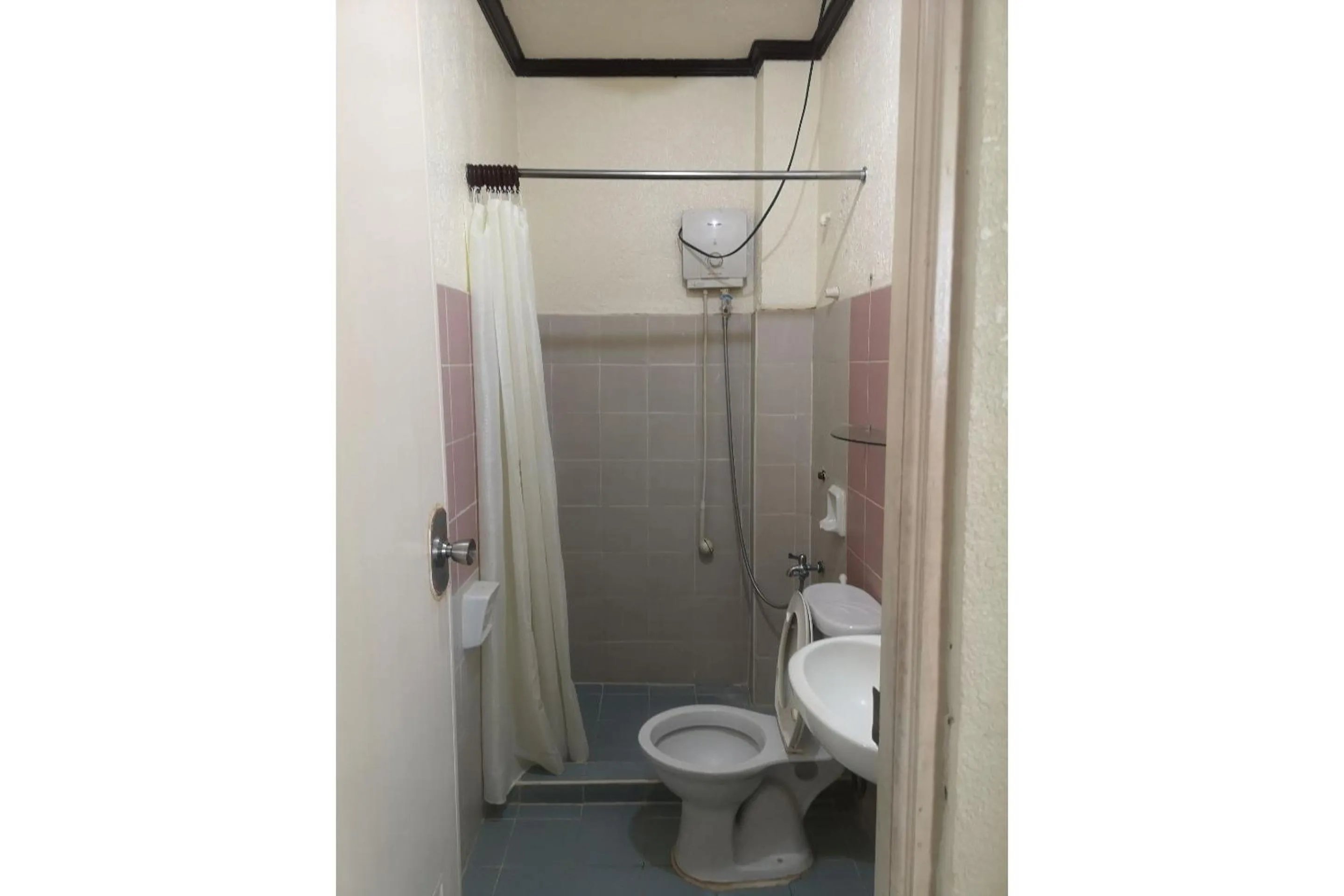 Bathroom in OYO 880 Flores De Musa Inn