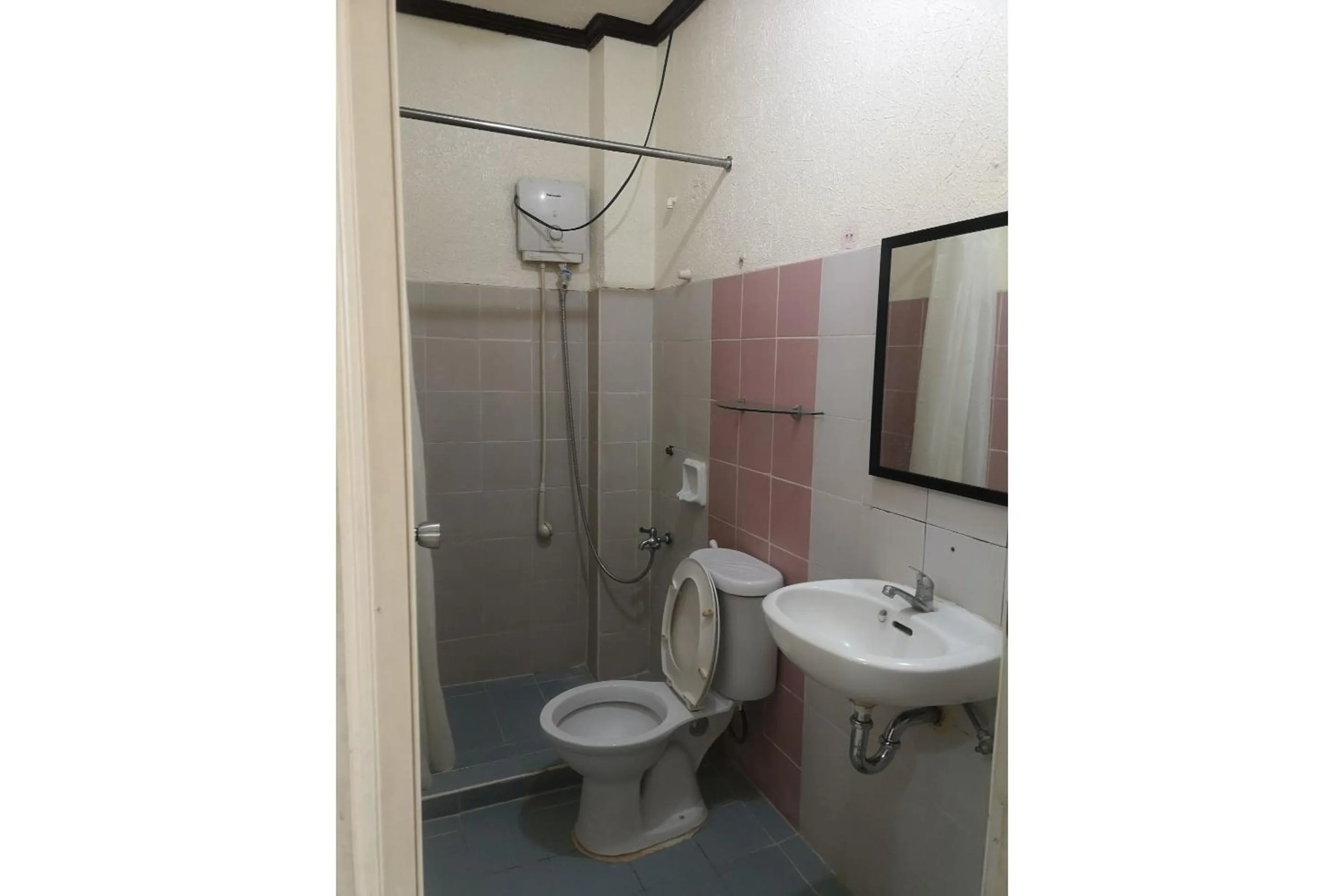 Bathroom in OYO 880 Flores De Musa Inn