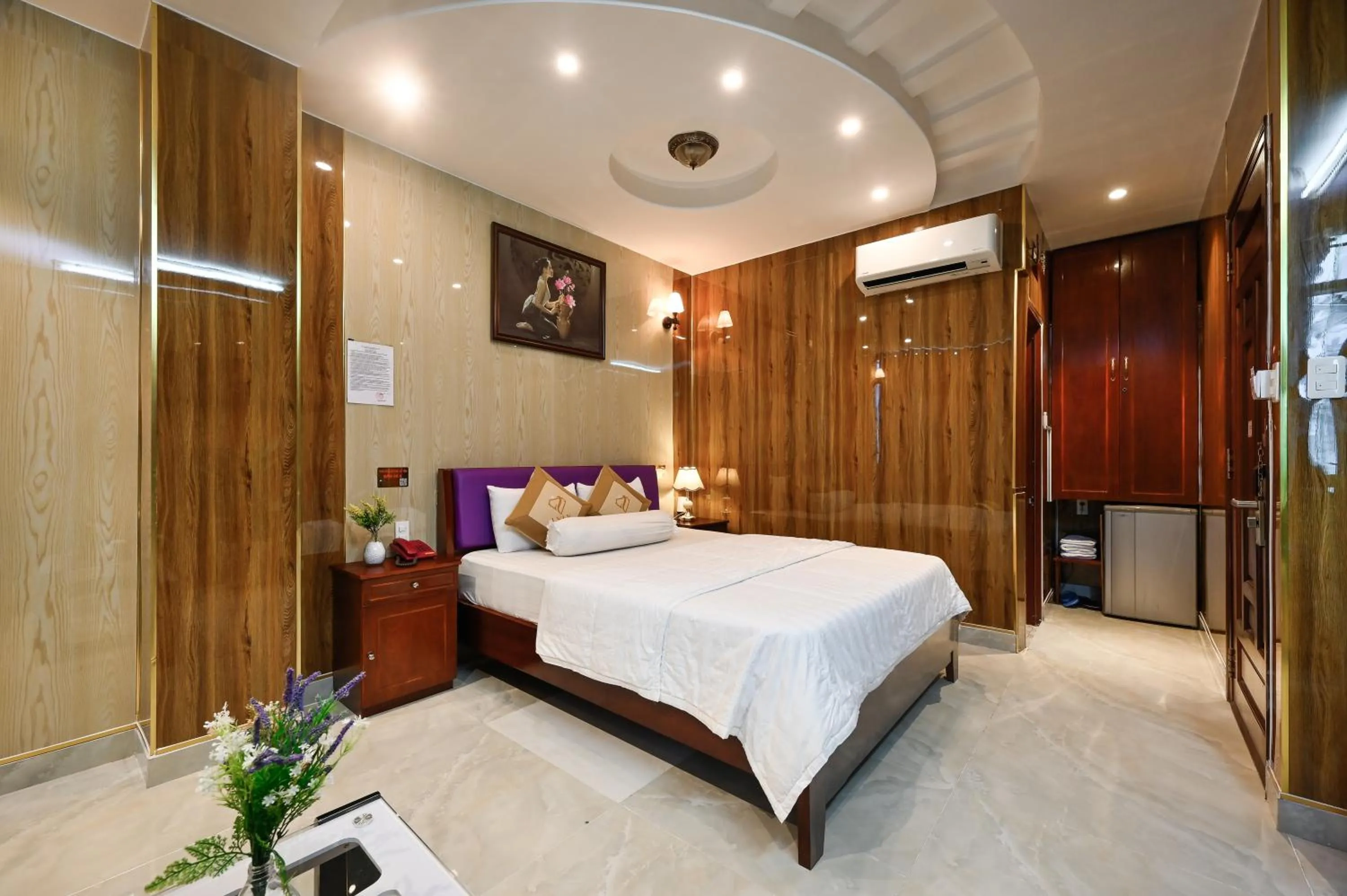 Photo of the whole room, Bed in Ly Ly Hotel