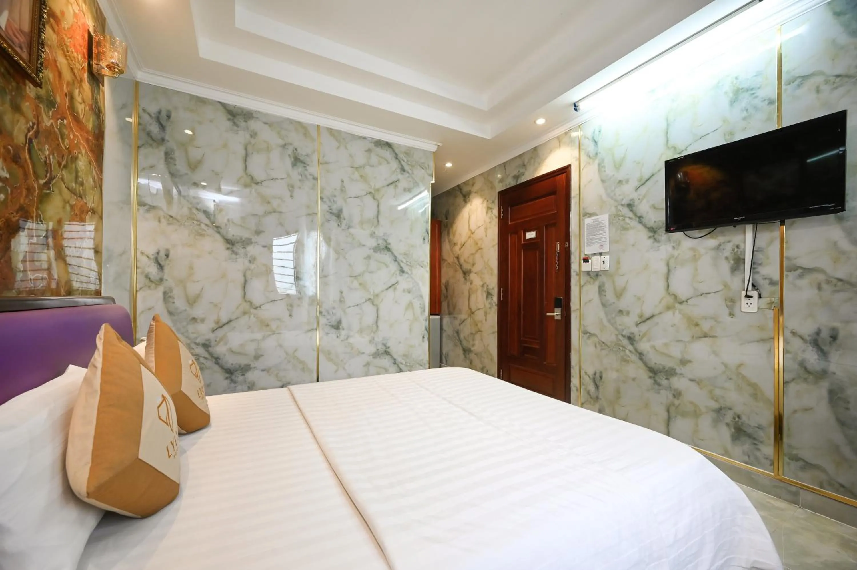 Communal lounge/ TV room, Bed in Ly Ly Hotel