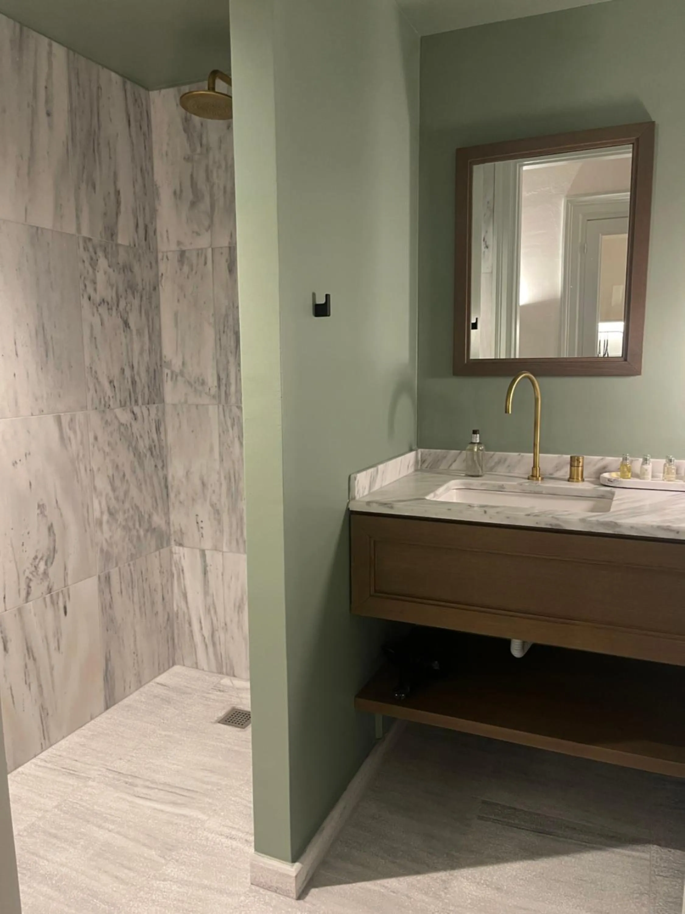 Shower in ATHINAIDOS QUARTERS by K&K