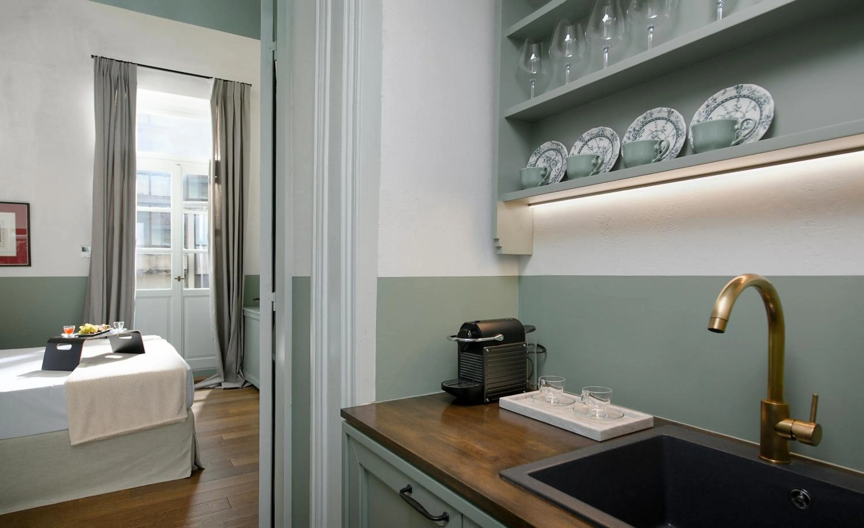 Kitchen or kitchenette, Bed in ATHINAIDOS QUARTERS by K&K