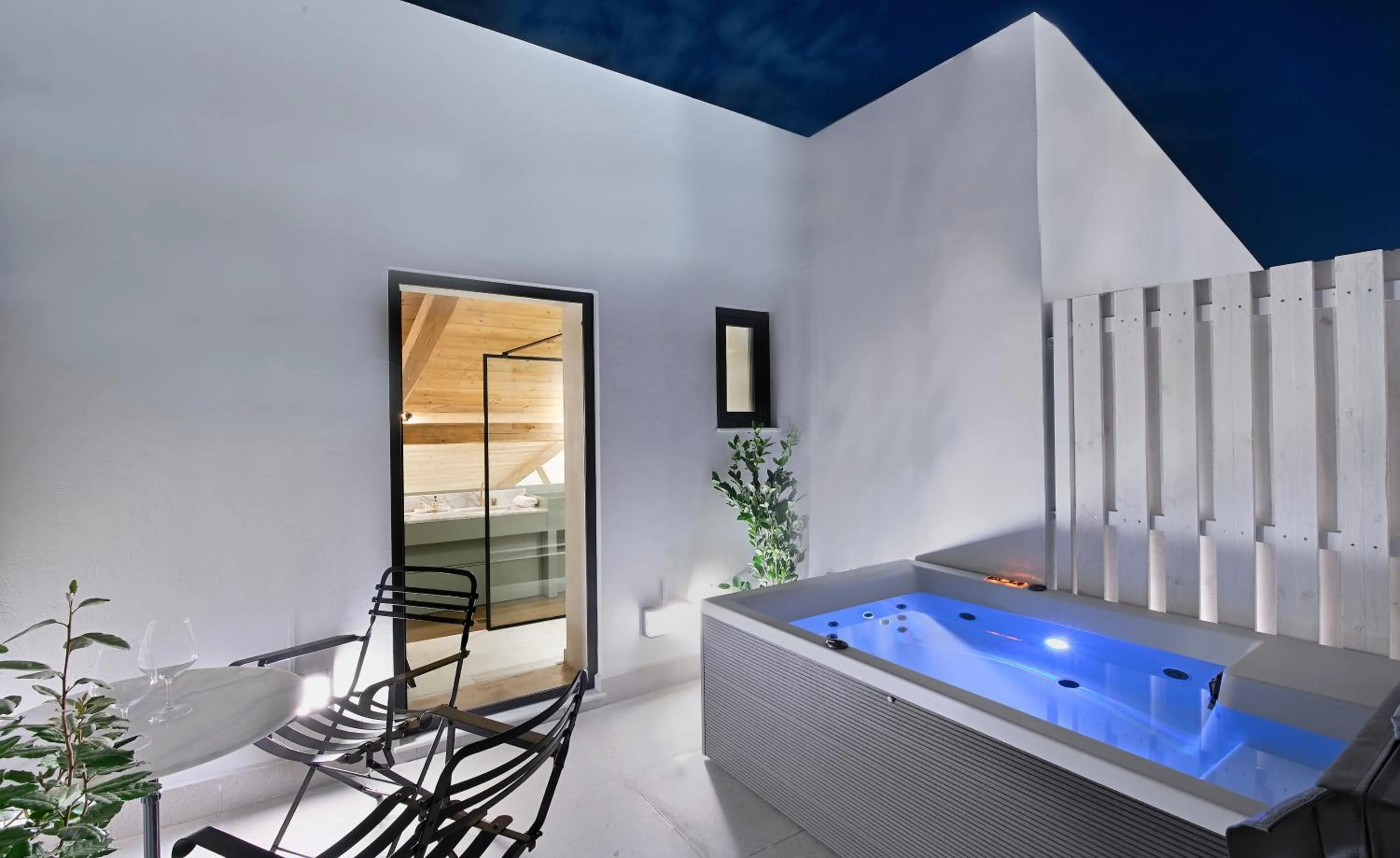 Hot Tub in ATHINAIDOS QUARTERS by K&K