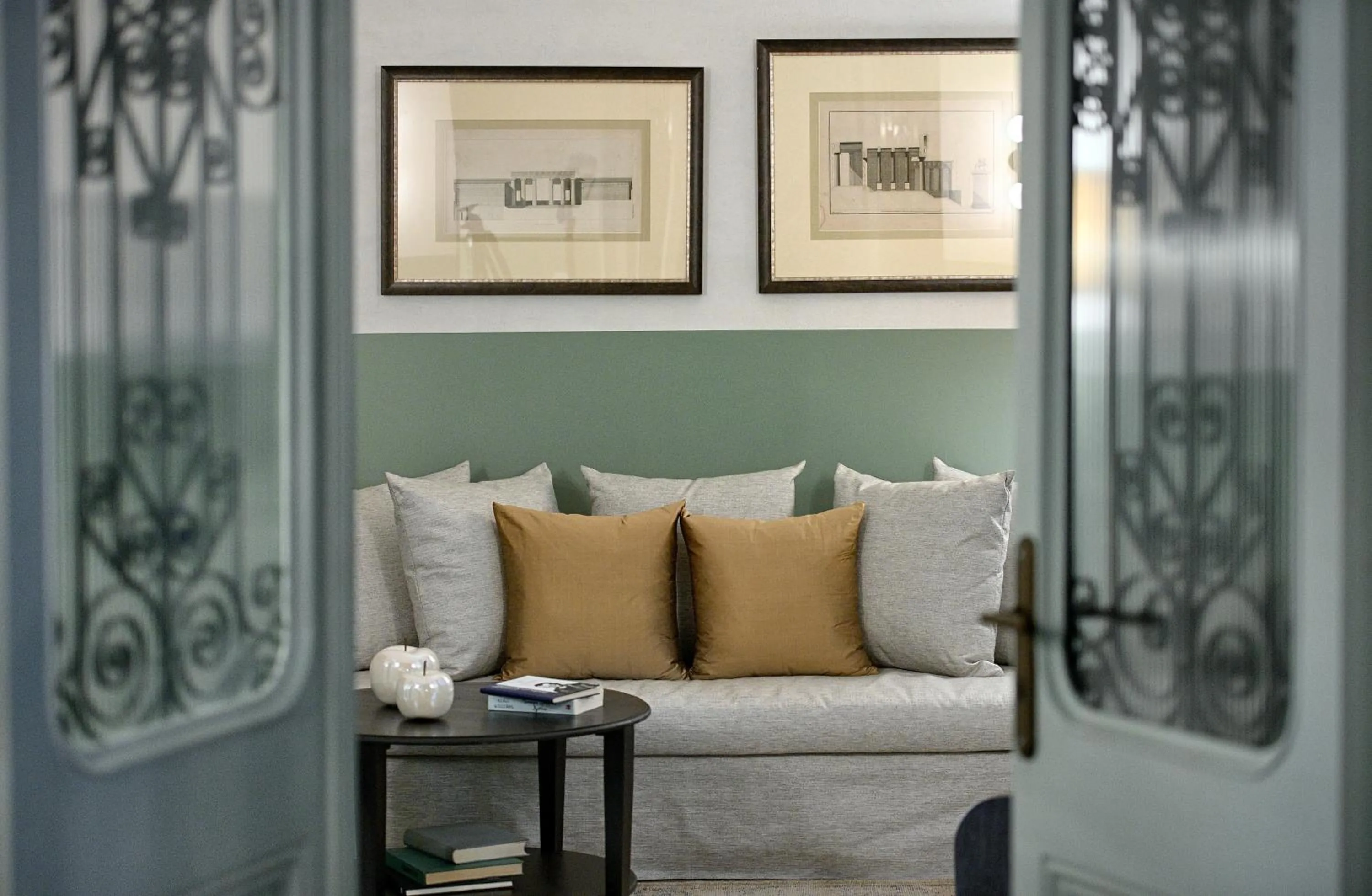 Living room in ATHINAIDOS QUARTERS by K&K