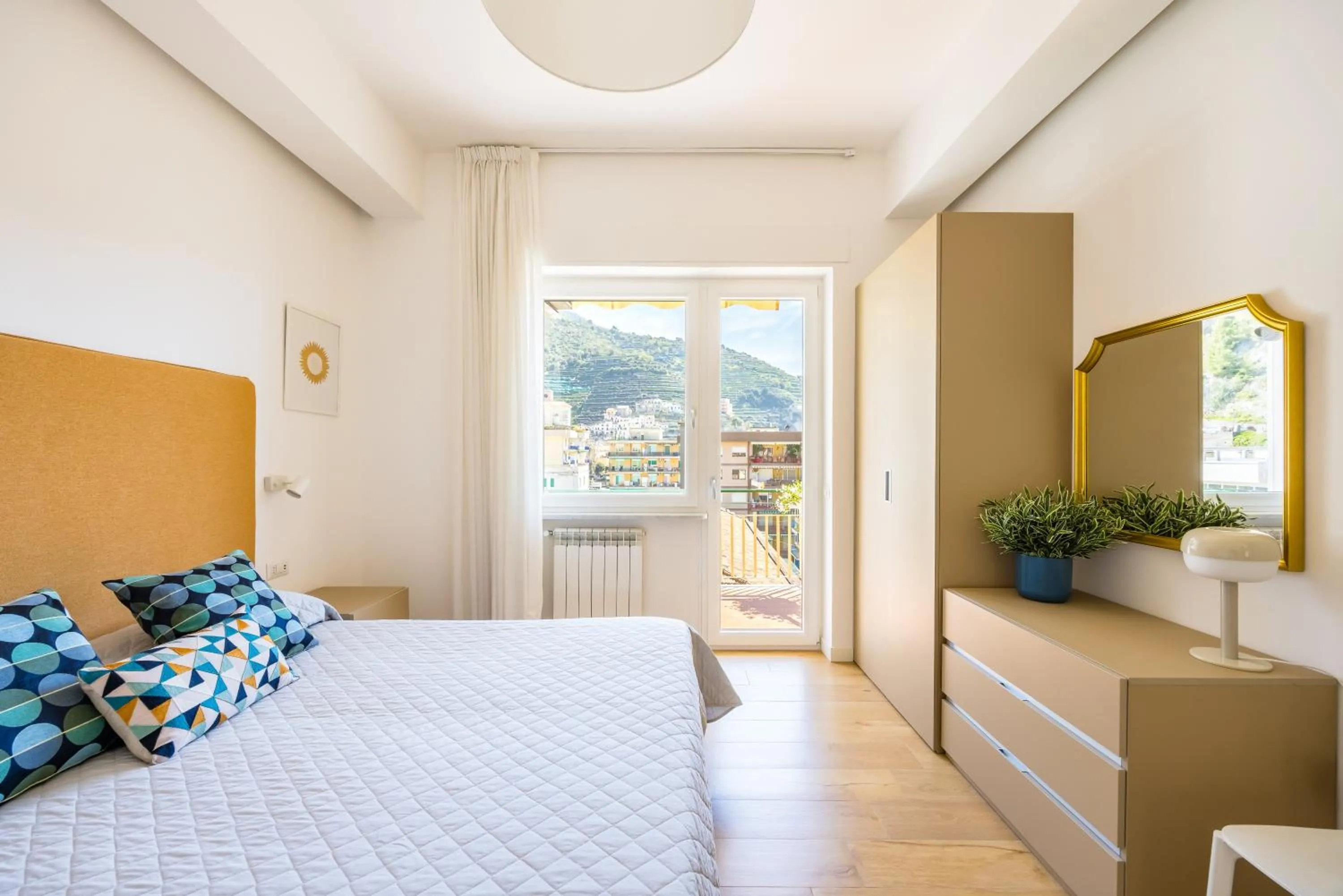 Photo of the whole room, Bed in Residence Panoramic