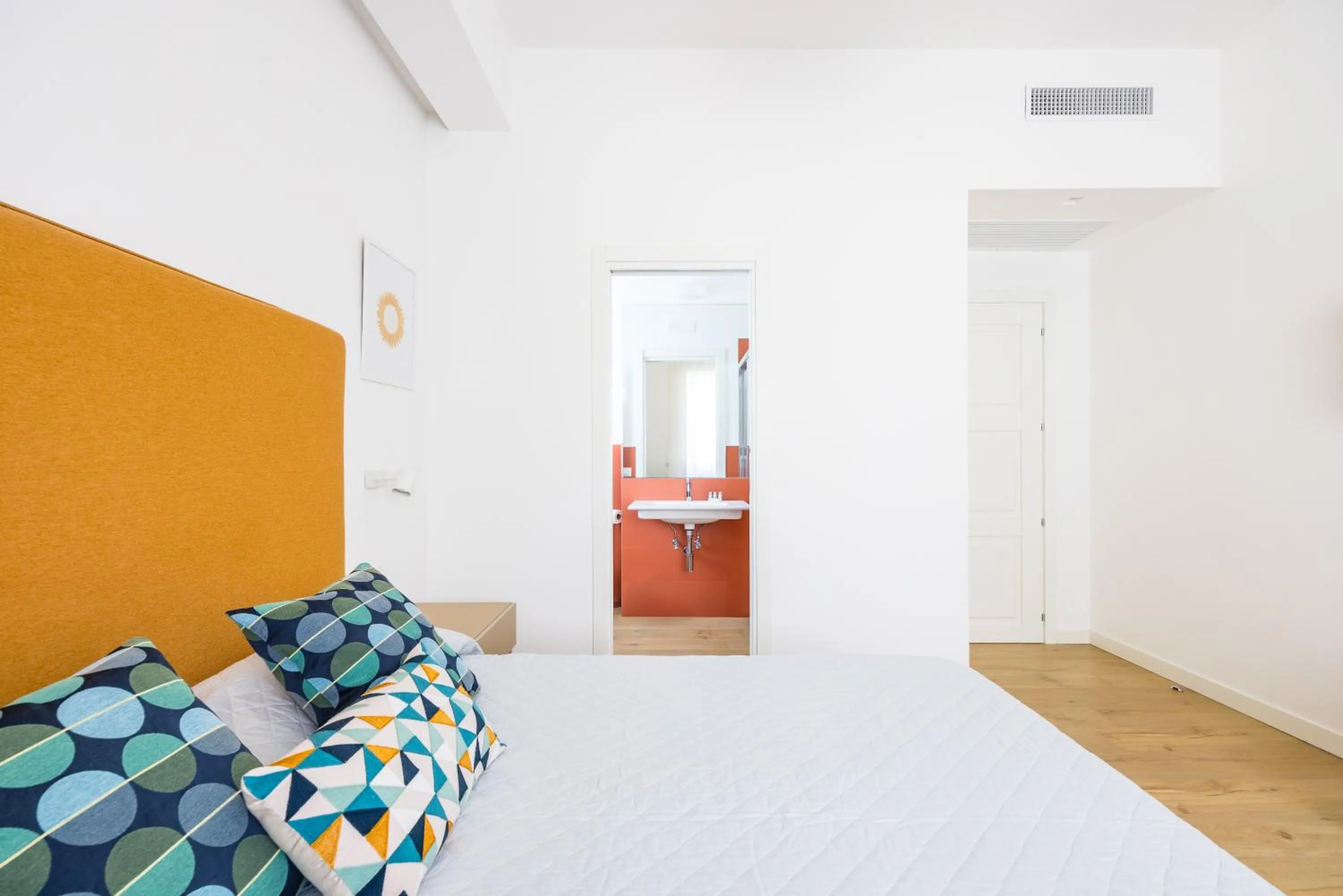 Photo of the whole room, Bed in Residence Panoramic