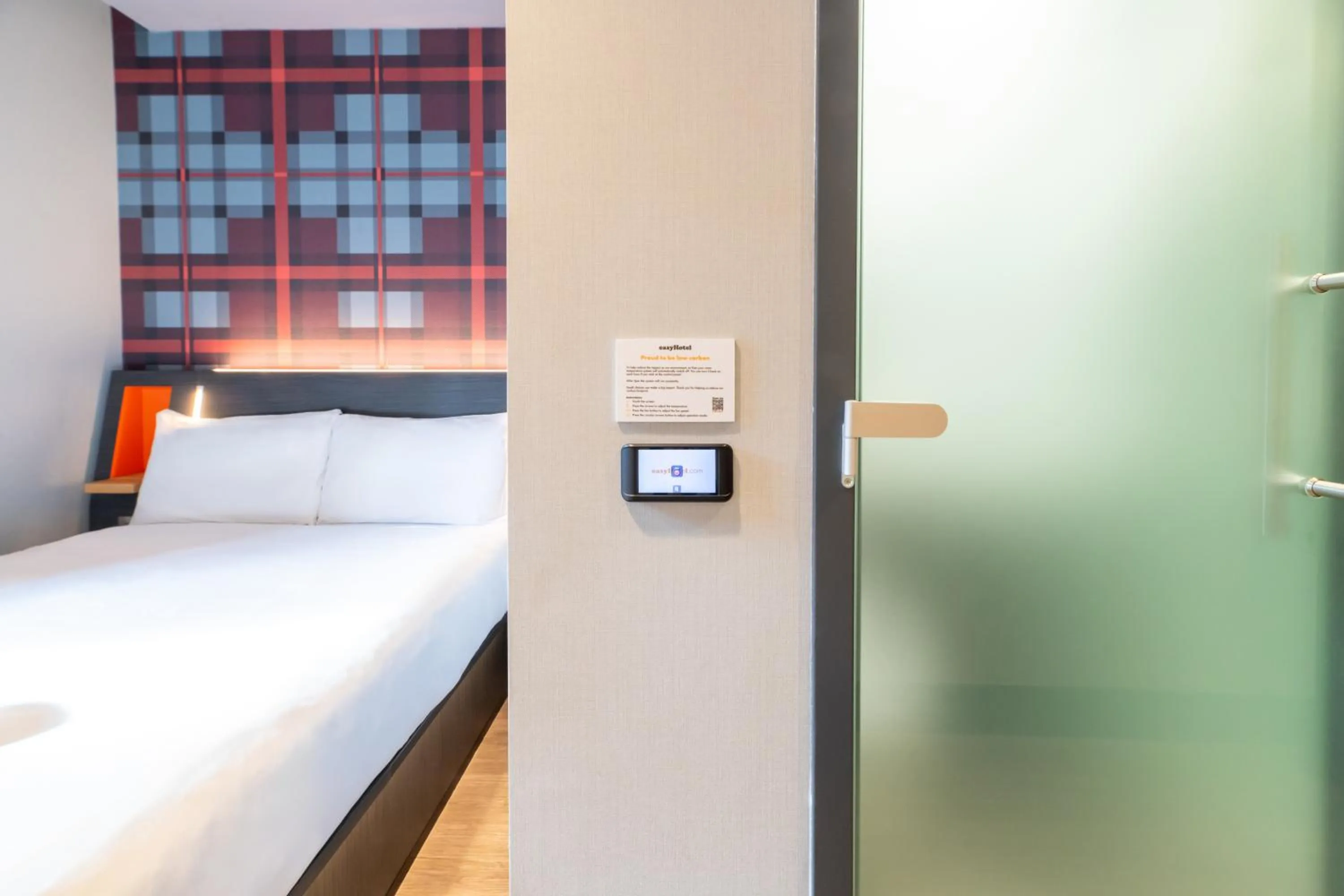 Bedroom, Bed in easyHotel Dublin