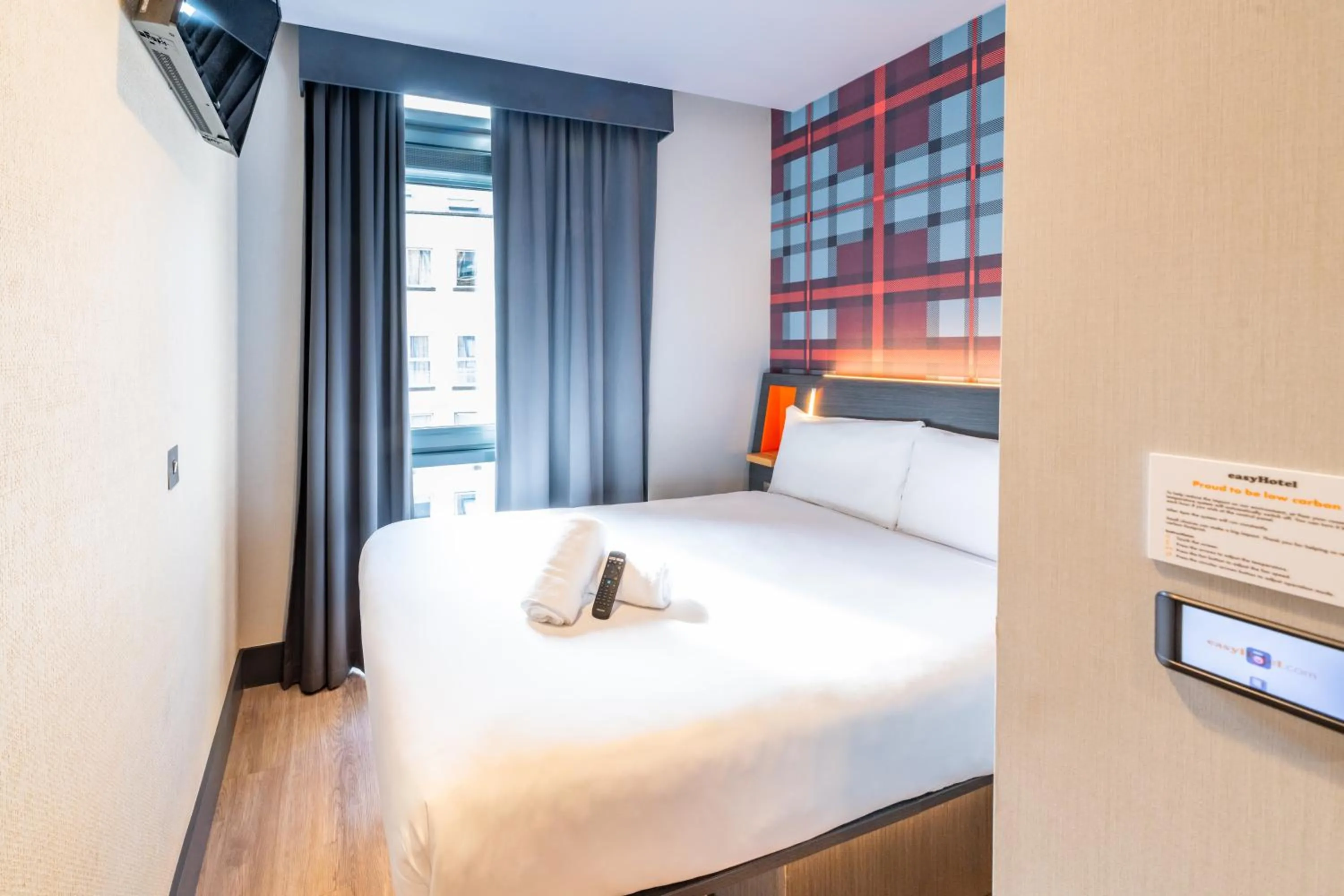 Bedroom, Bed in easyHotel Dublin