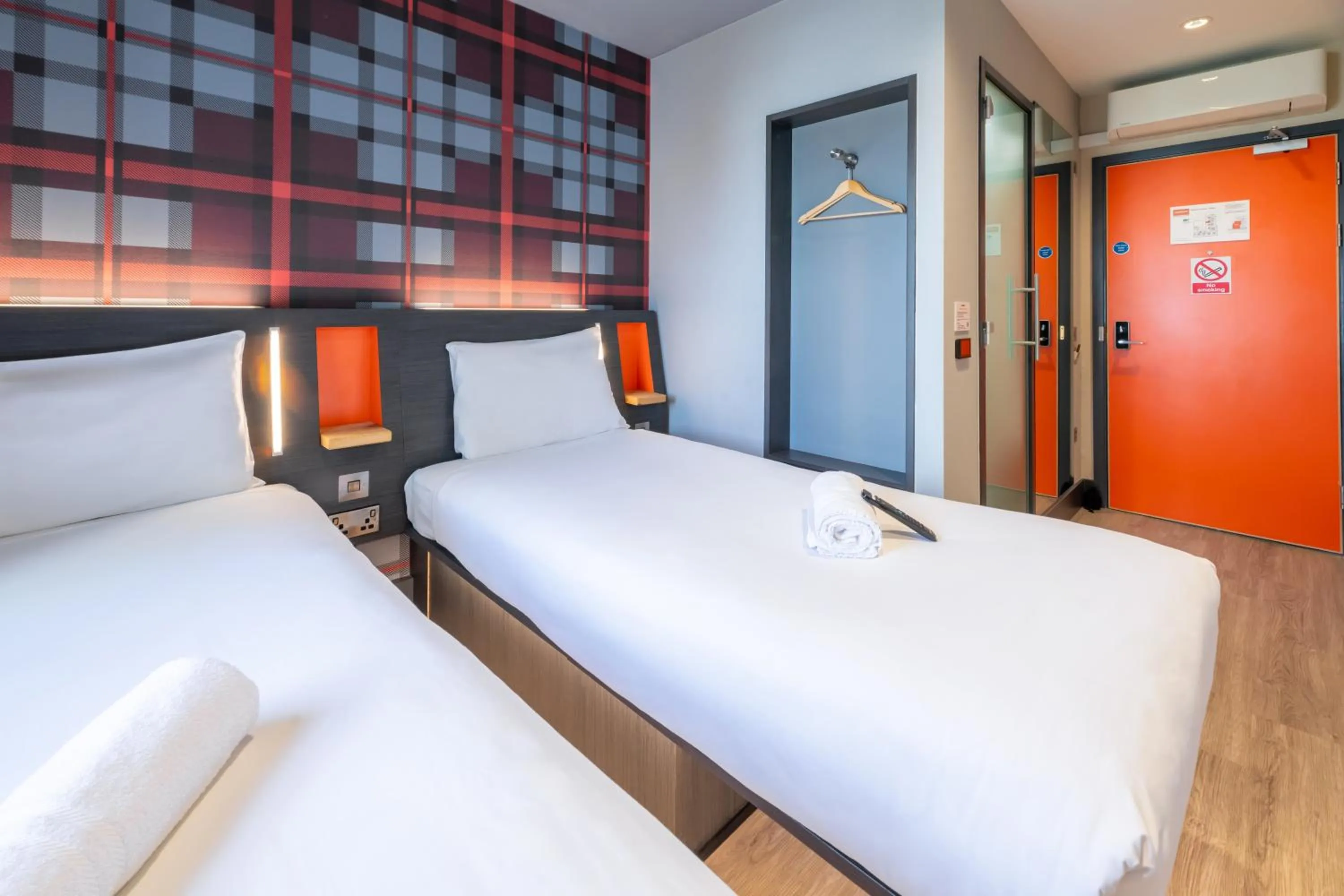 Bedroom, Bed in easyHotel Dublin