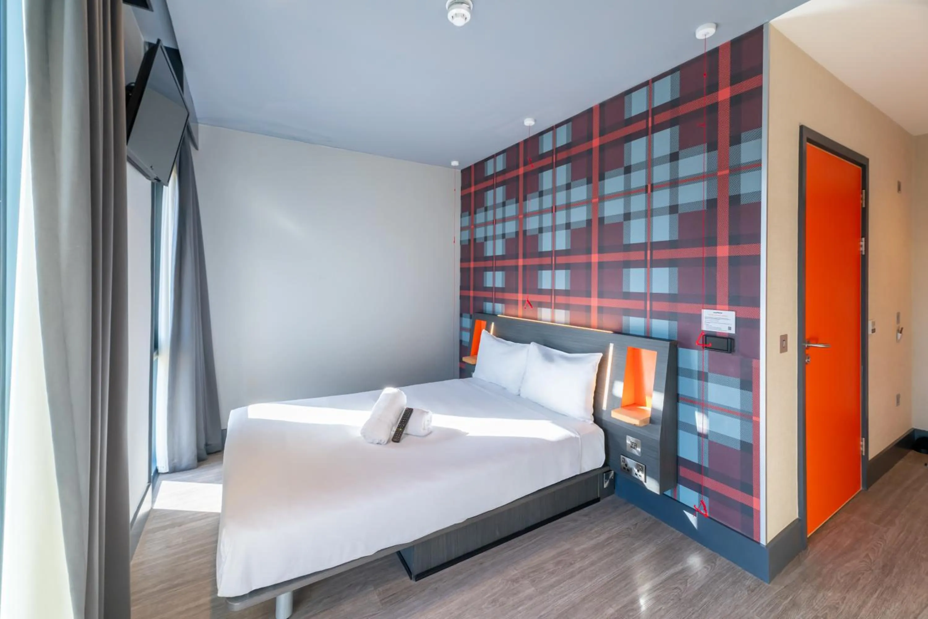 Bedroom, Bed in easyHotel Dublin
