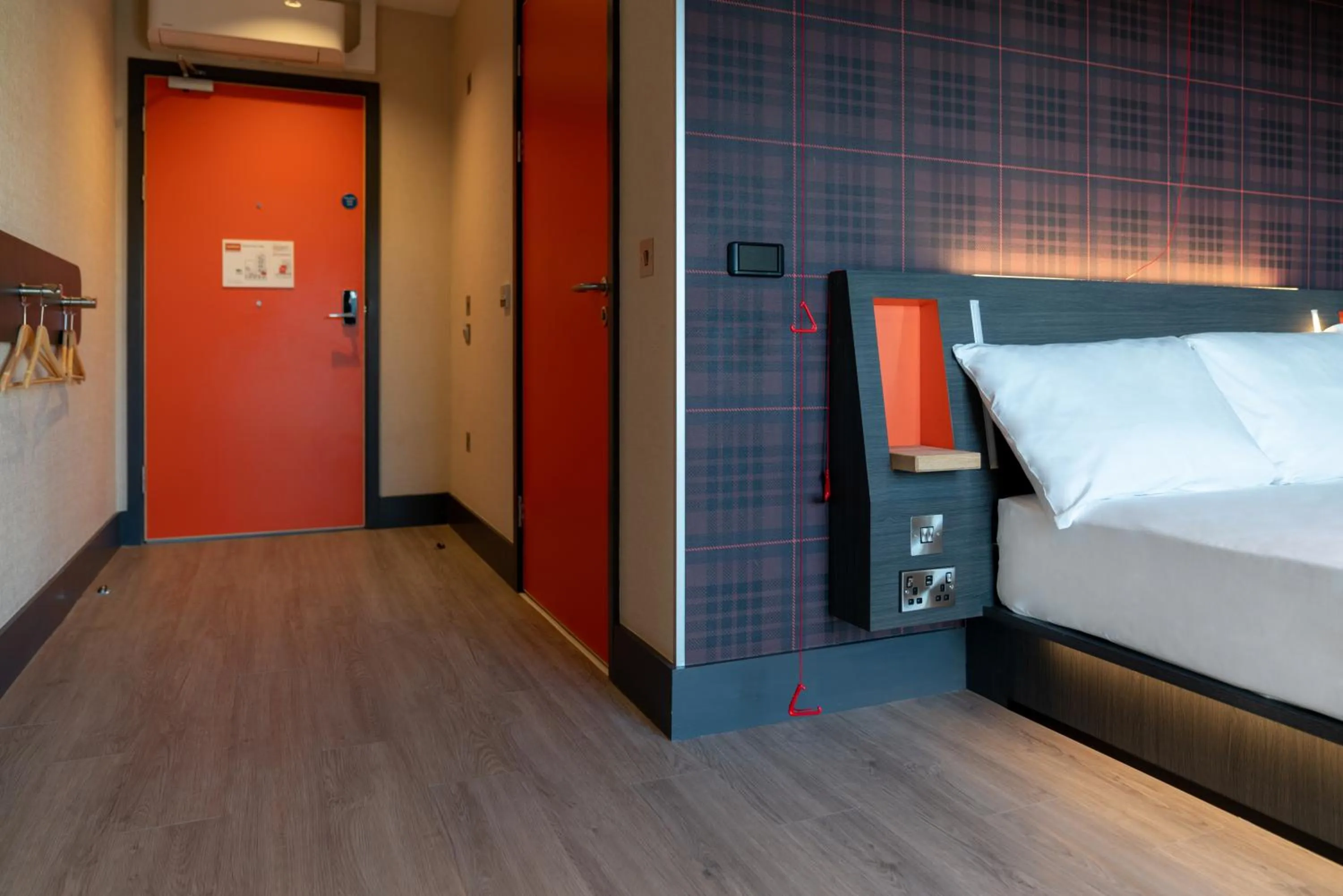 Bedroom, Bed in easyHotel Dublin