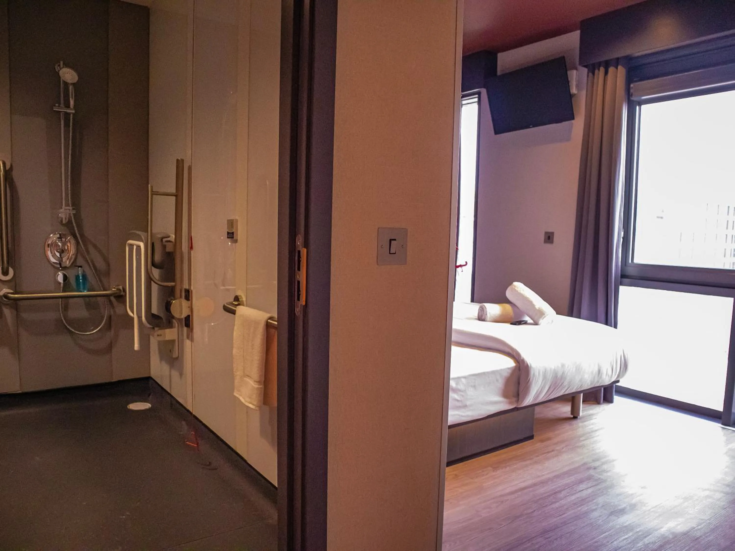 Bedroom, Bed in easyHotel Dublin