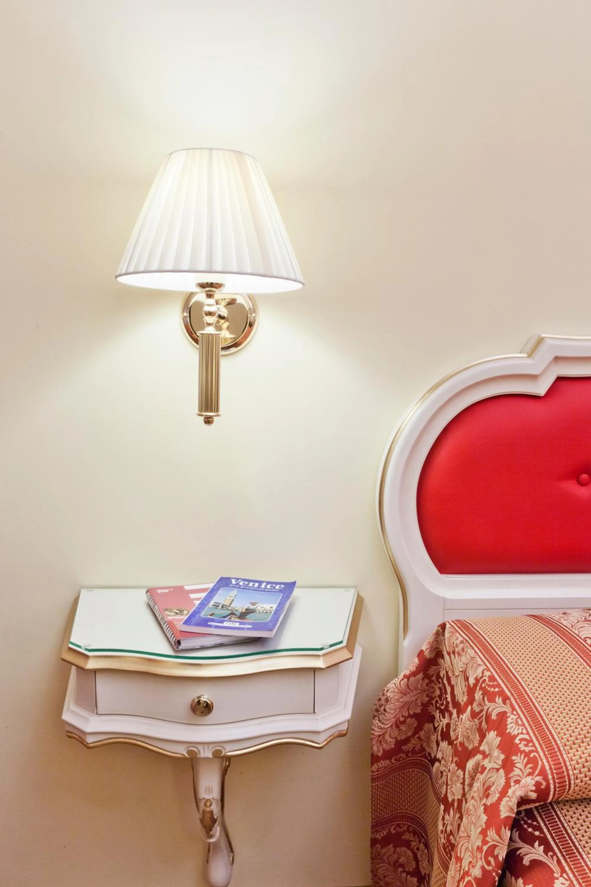 Bed in San Lio Tourist House