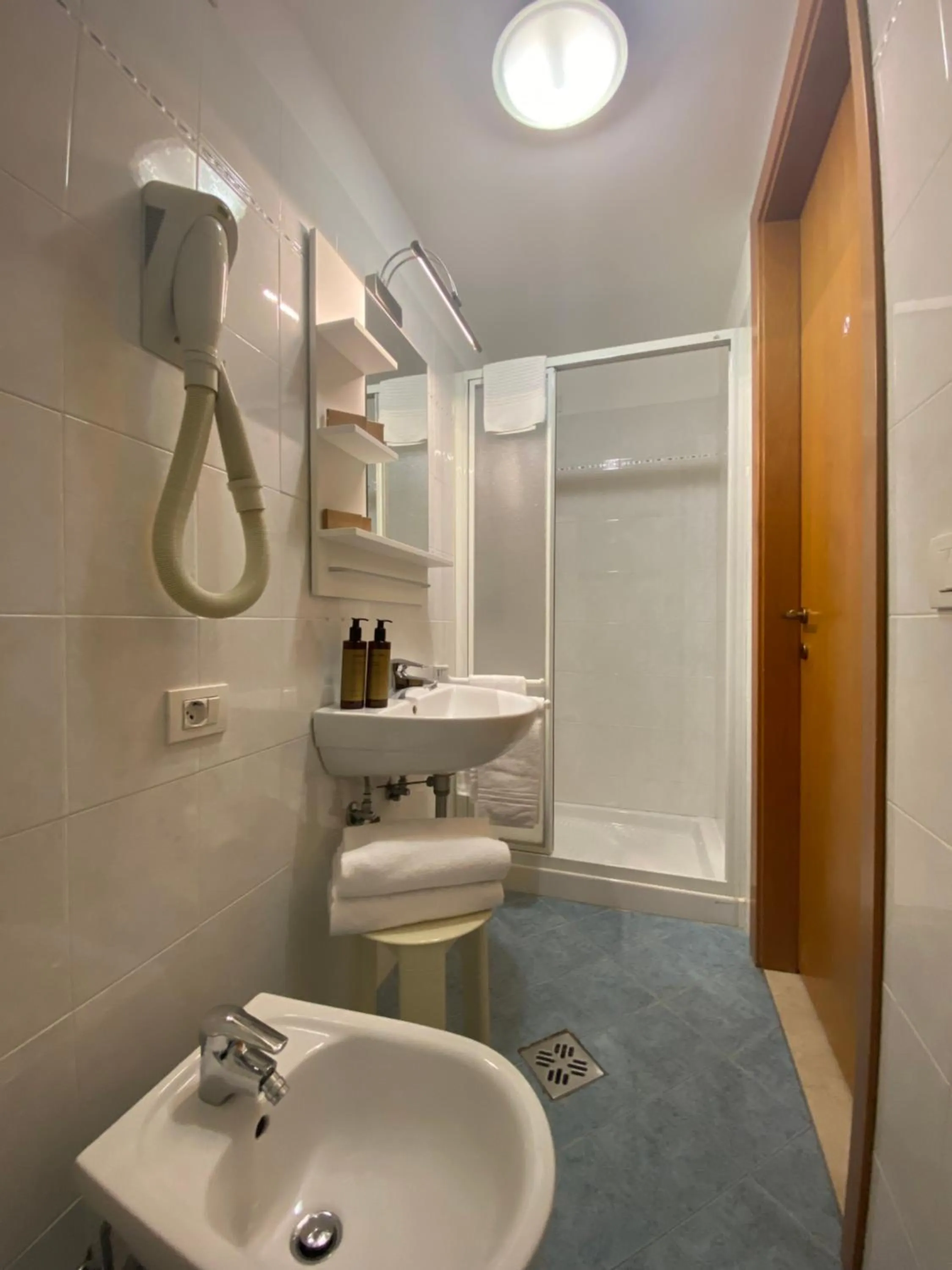 Shower in San Lio Tourist House