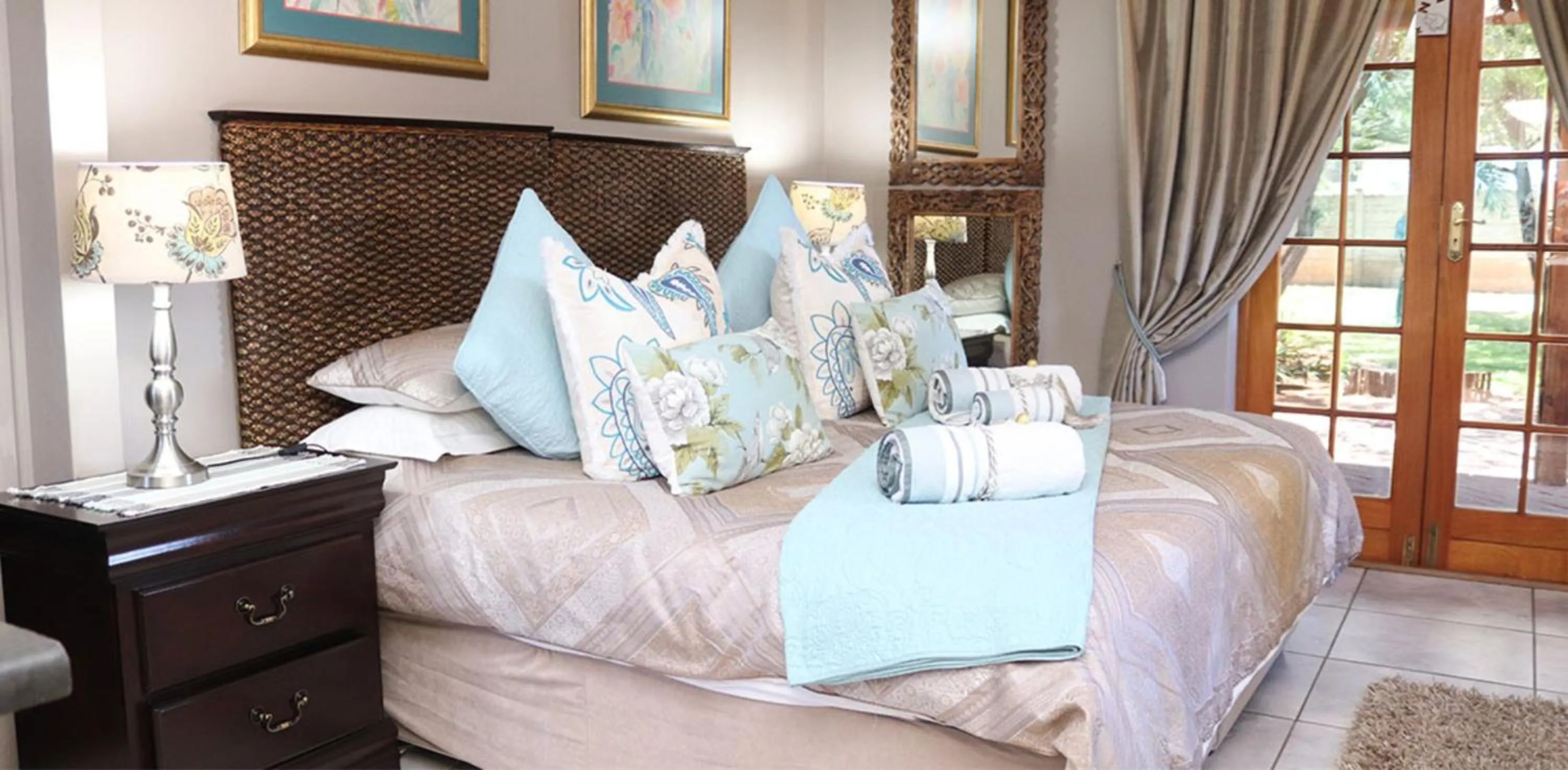 Bed in De Stallen Guest Villas and Golf Course