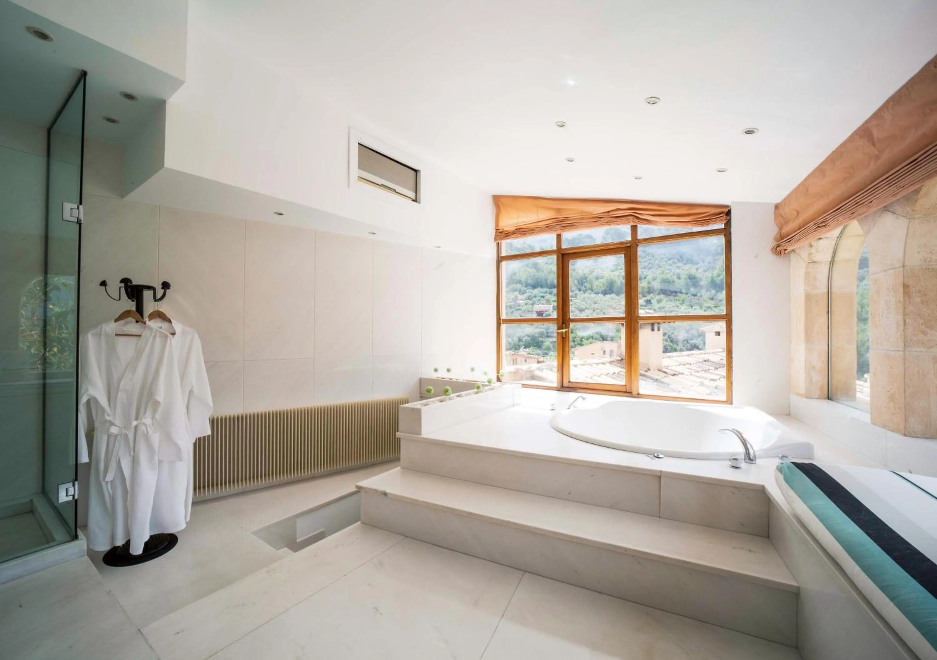 Bathroom, Bed in Hotel Can Verdera