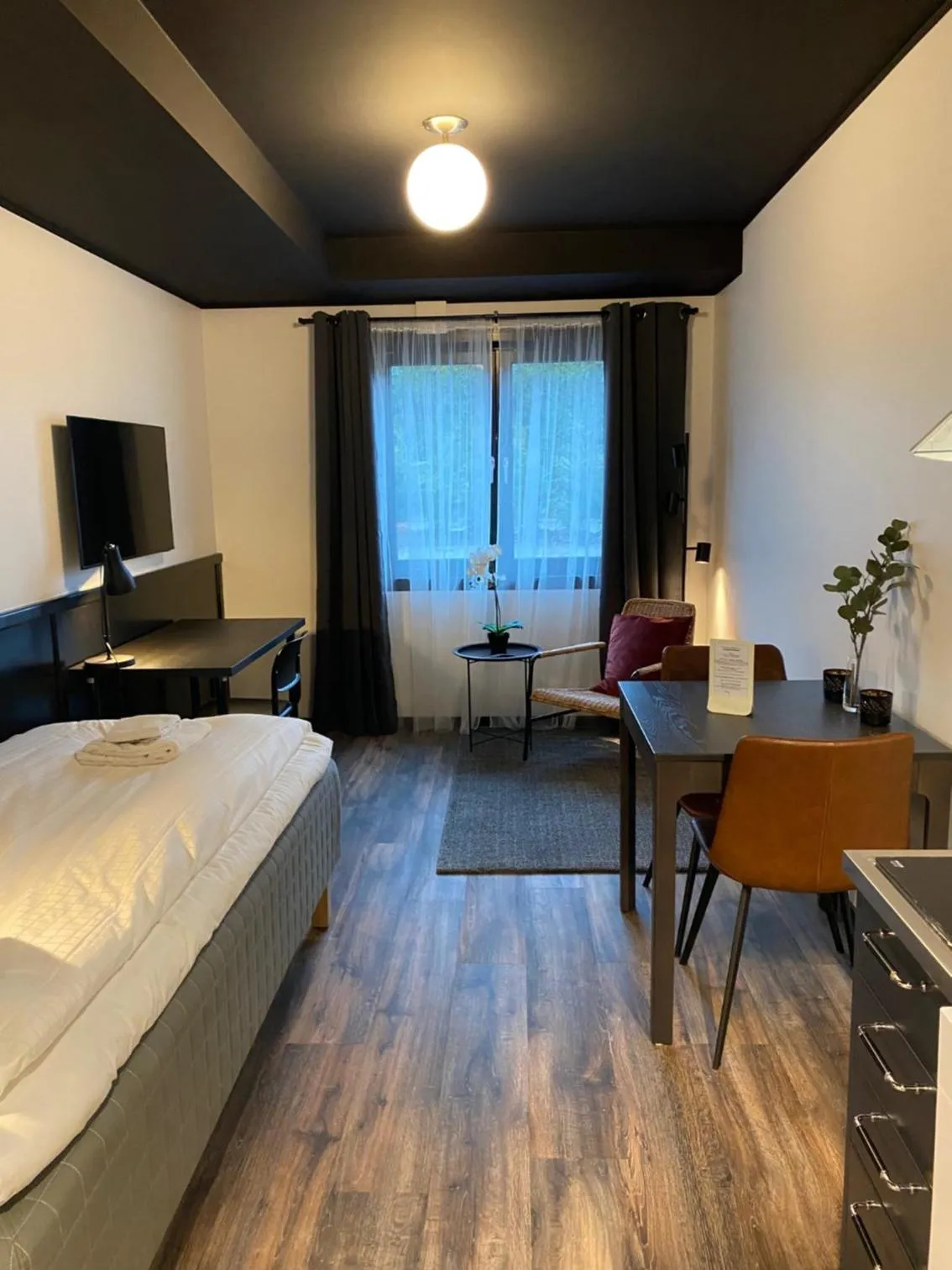 Dining area, Bed in Magnolia House Sollentuna