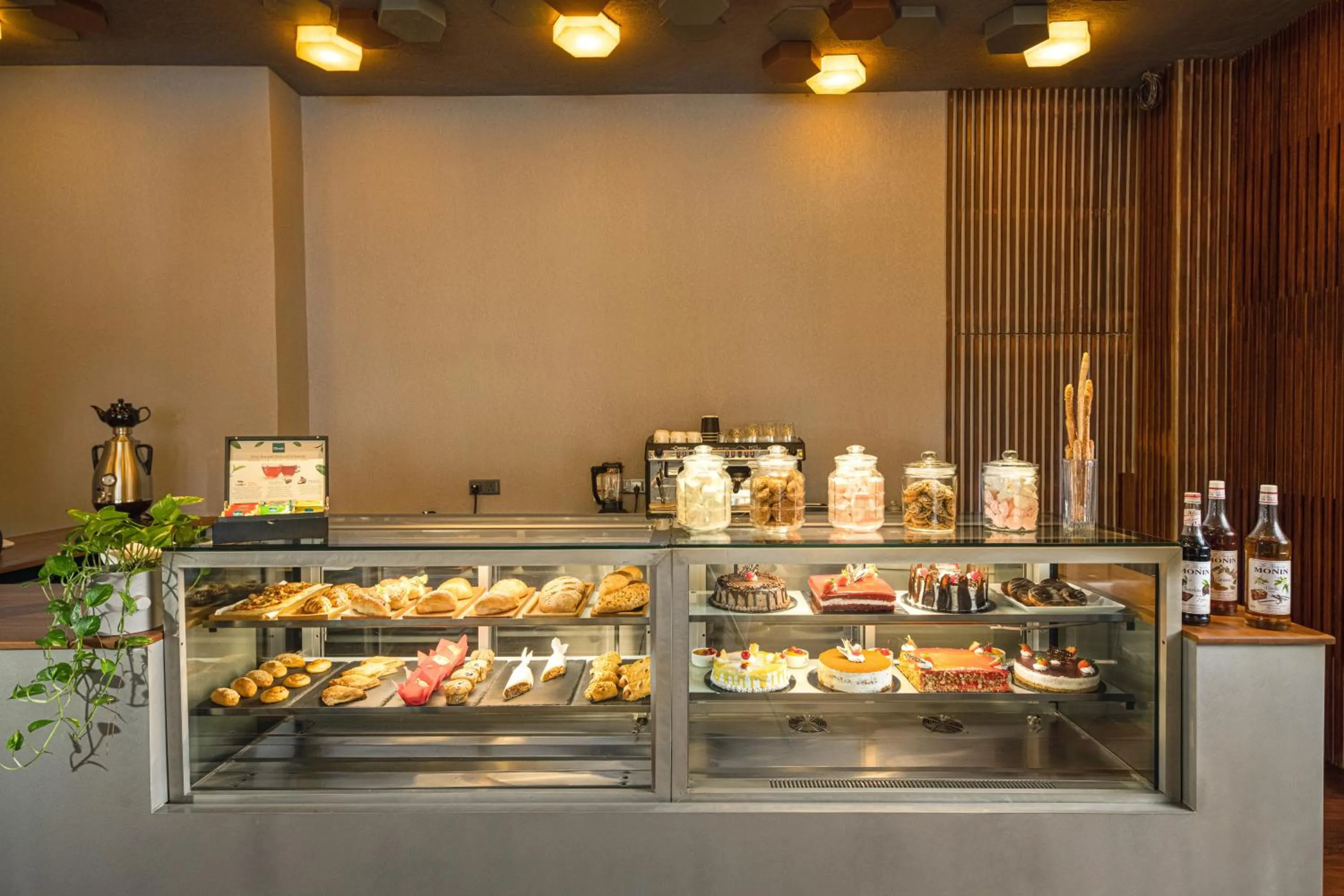 Restaurant/places to eat in Pearl Grand By Rathna