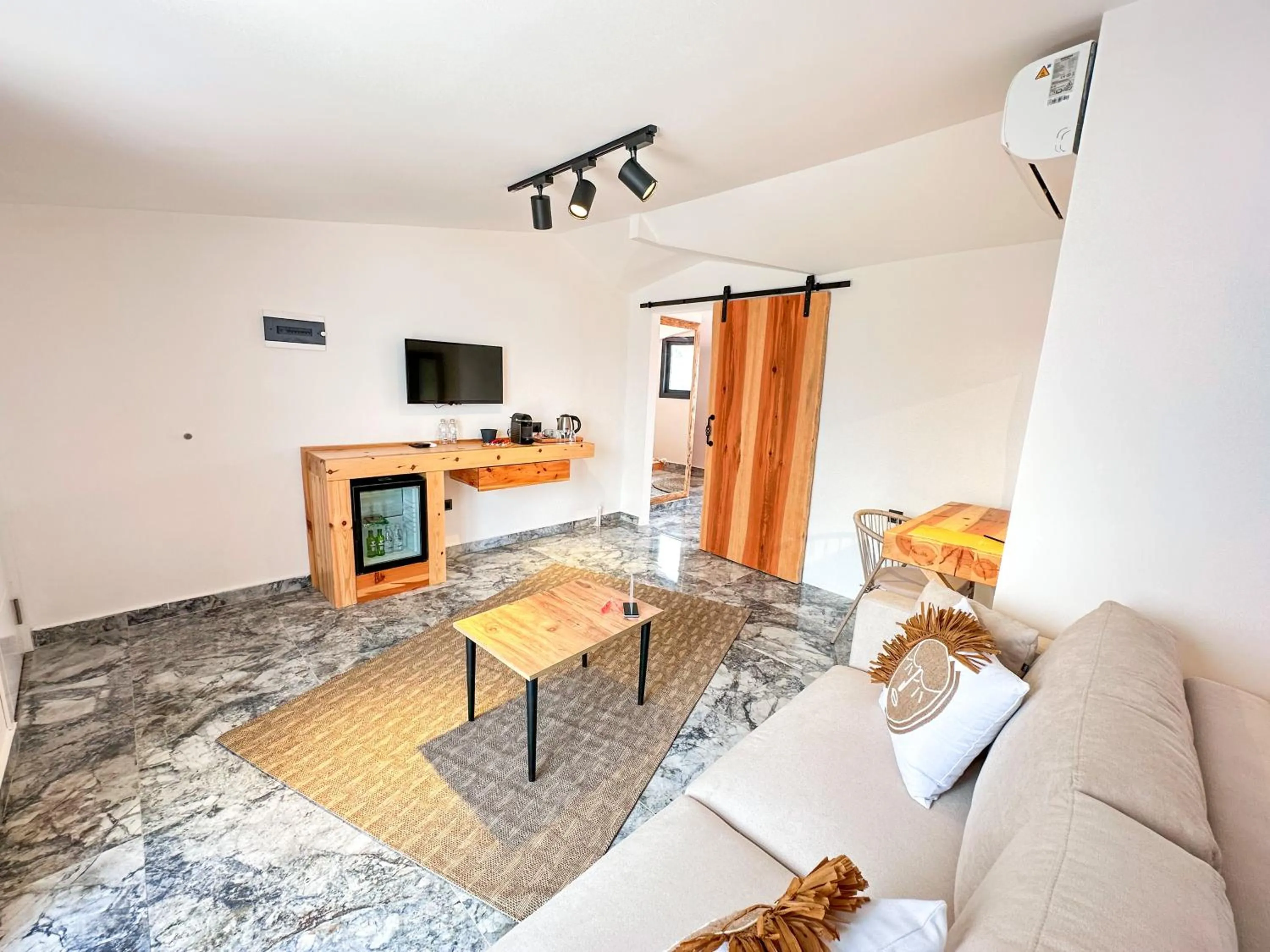 Communal lounge/ TV room in B&B Cabana Life