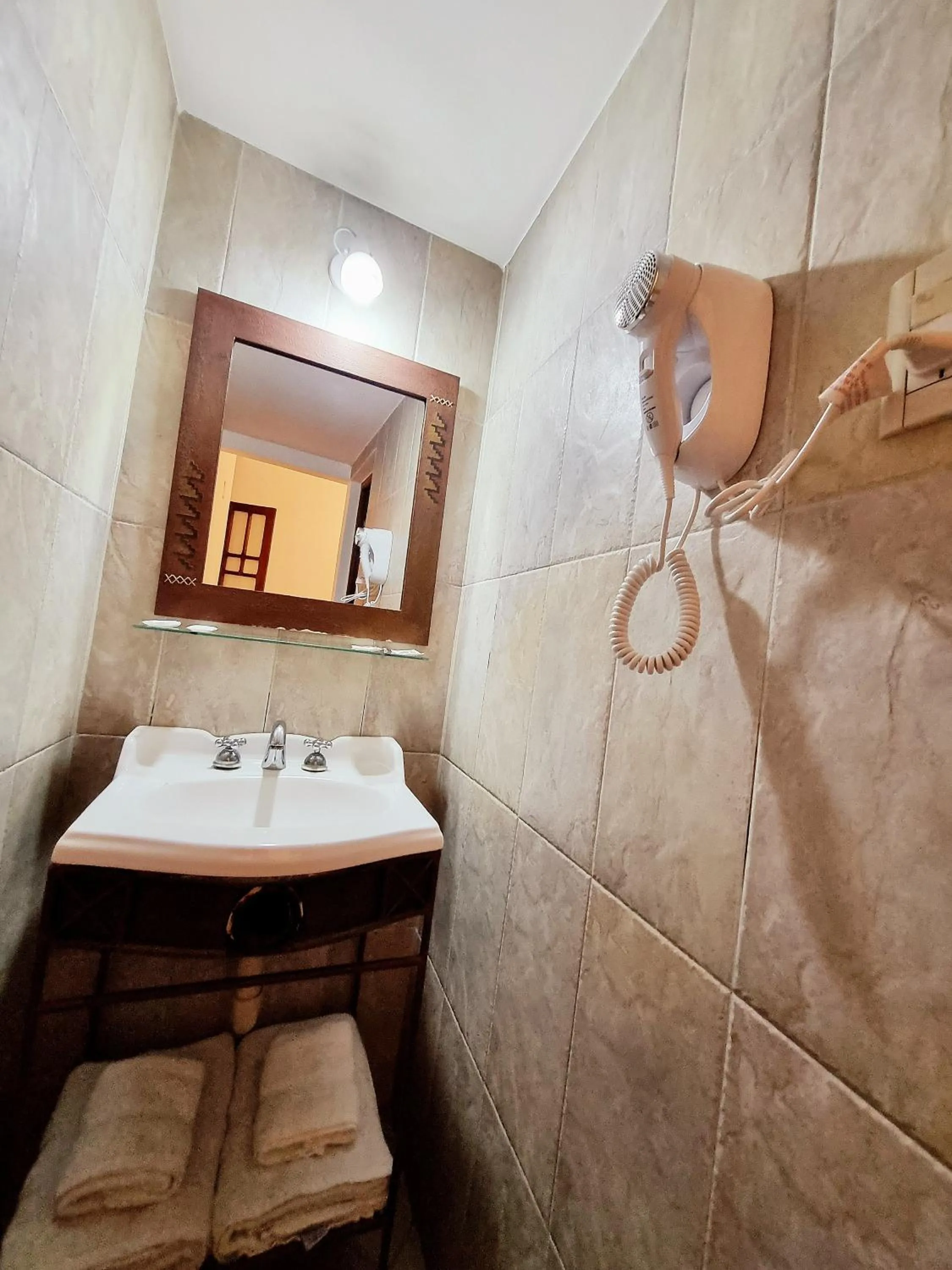 Bathroom in Refugio del Inca