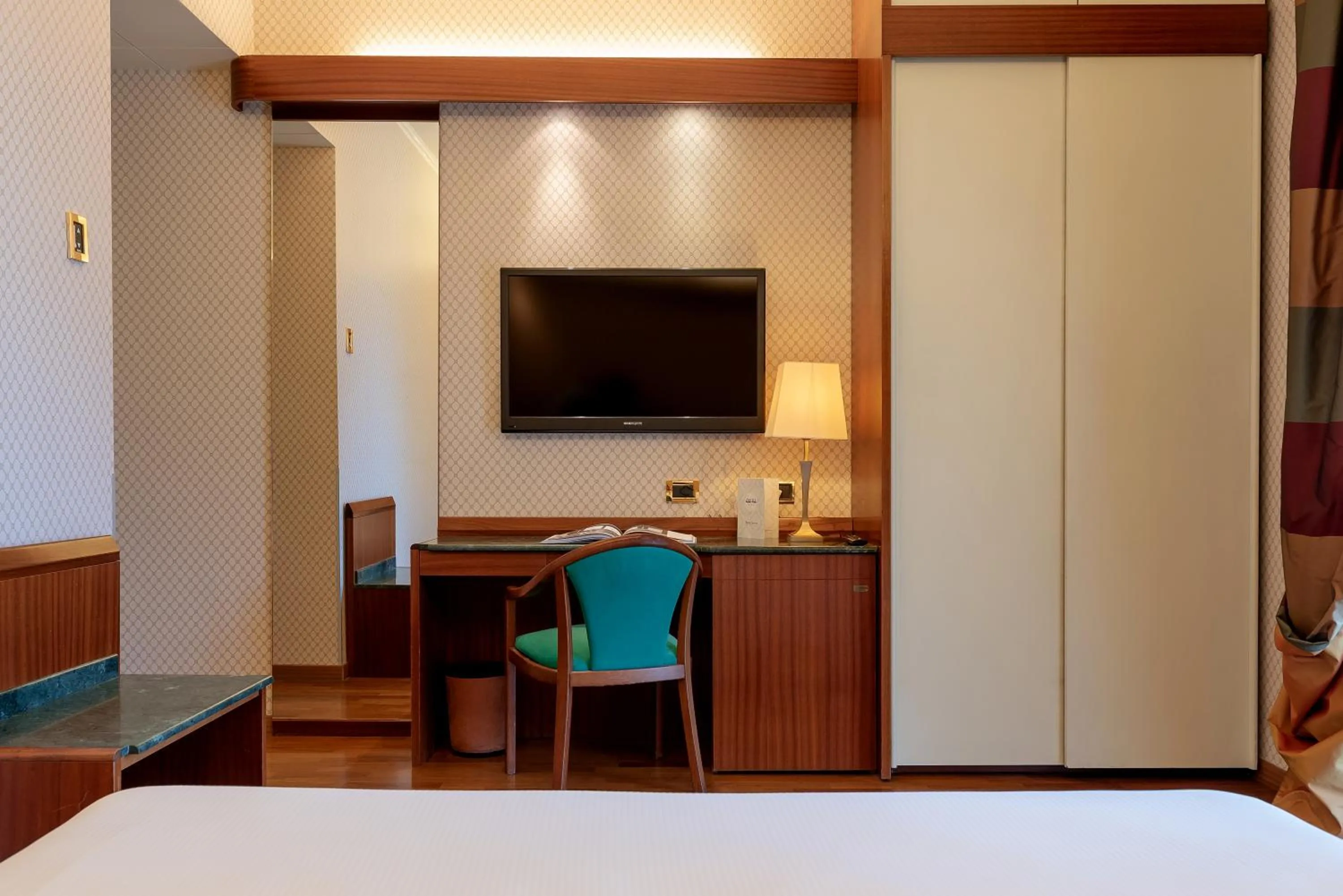 Seating area, Bed in Hotel Polo