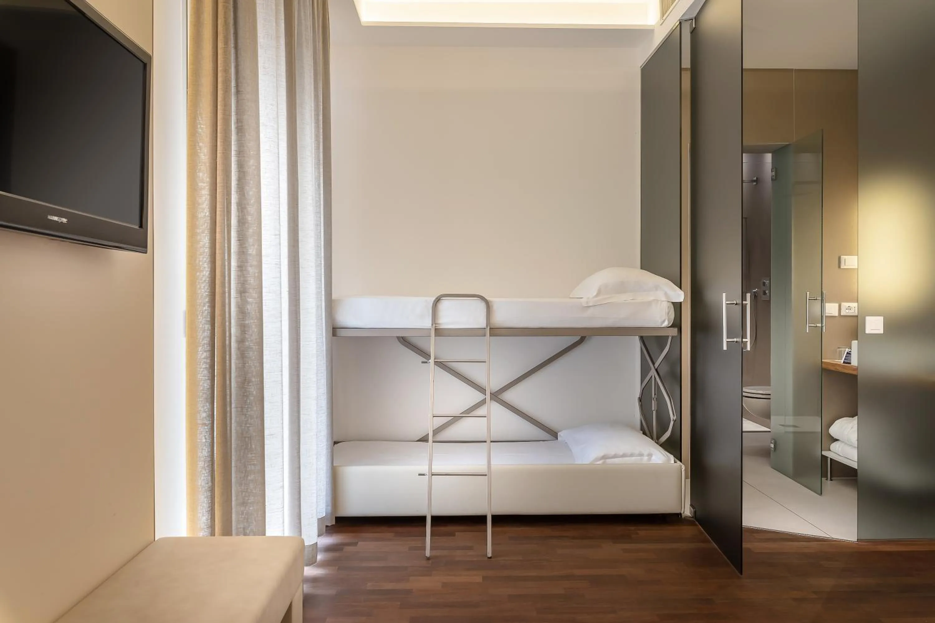 bunk bed, Bed in Hotel Polo