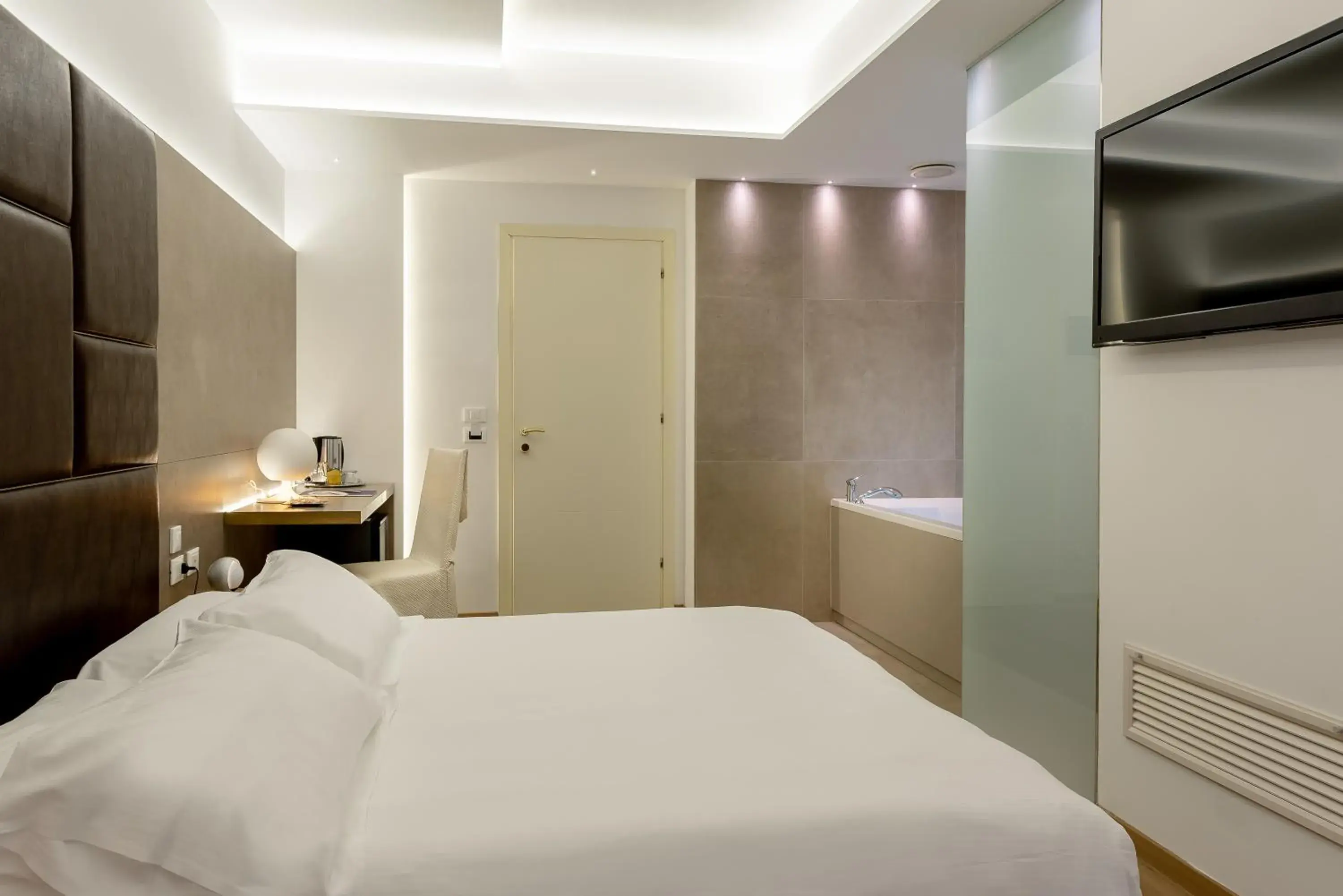 Suite with Spa Bath in Hotel Polo Suite with Spa Bath in Hotel Polo