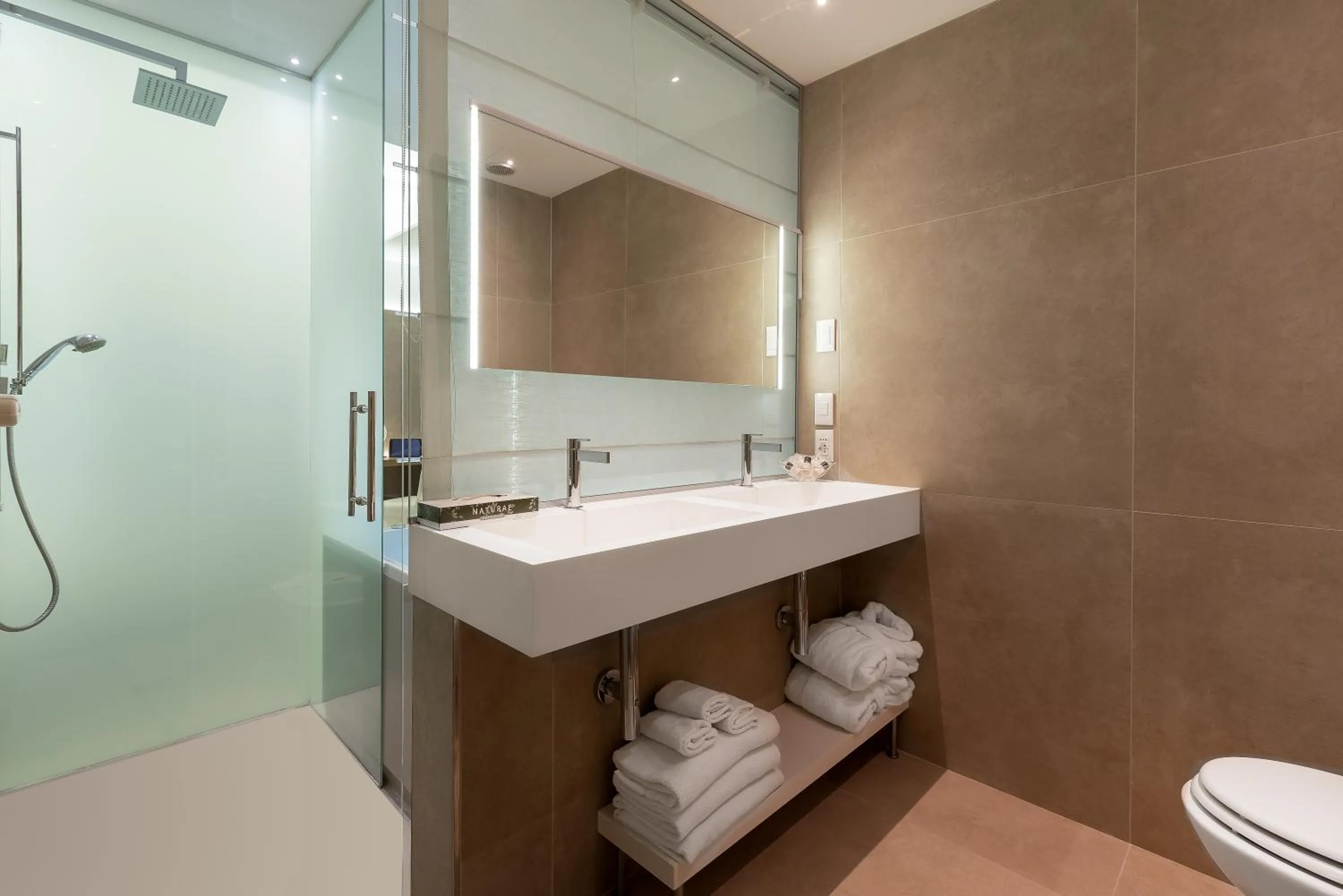 Shower in Hotel Polo