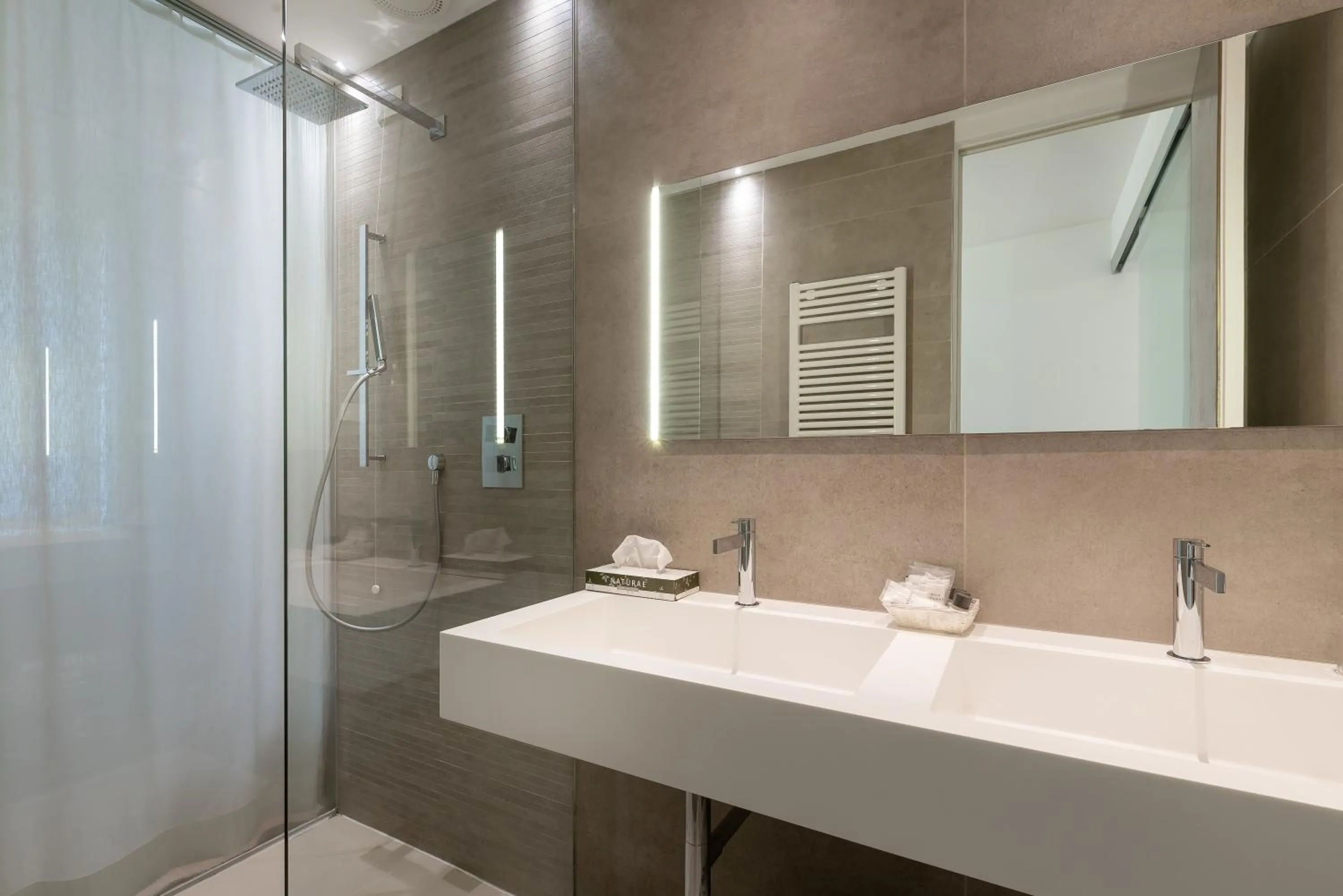 Shower in Hotel Polo