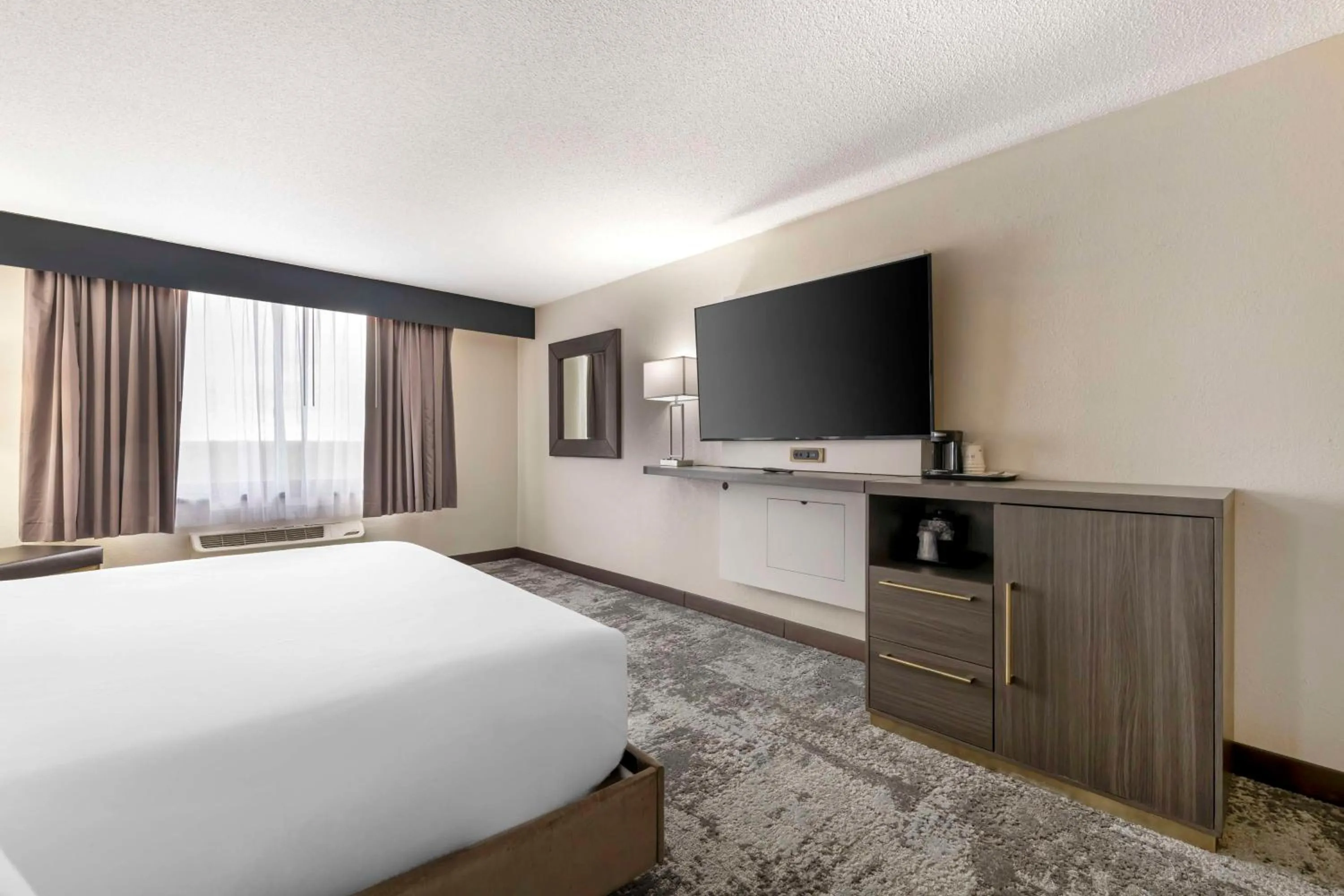 Bedroom, Bed in Best Western Brooklyn Center Hotel & Conference Center