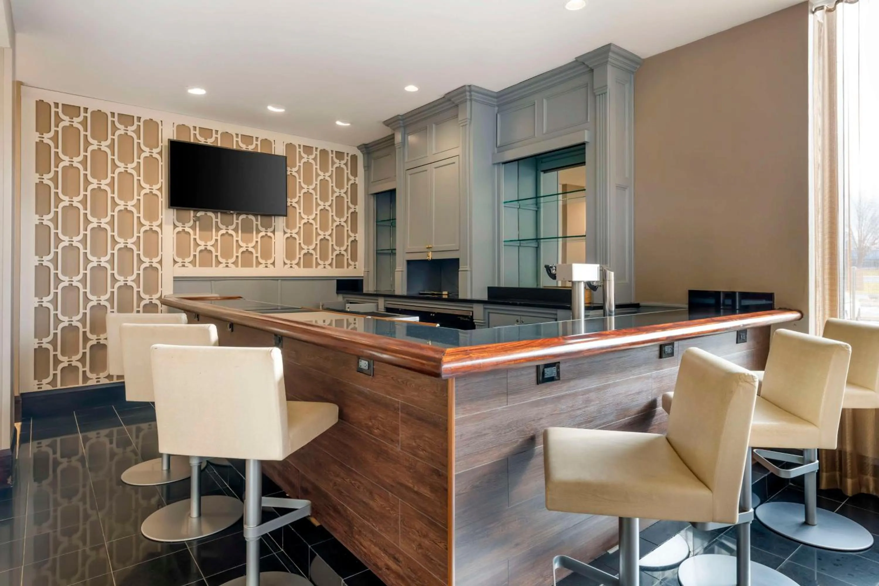 Lounge or bar in Best Western Brooklyn Center Hotel & Conference Center