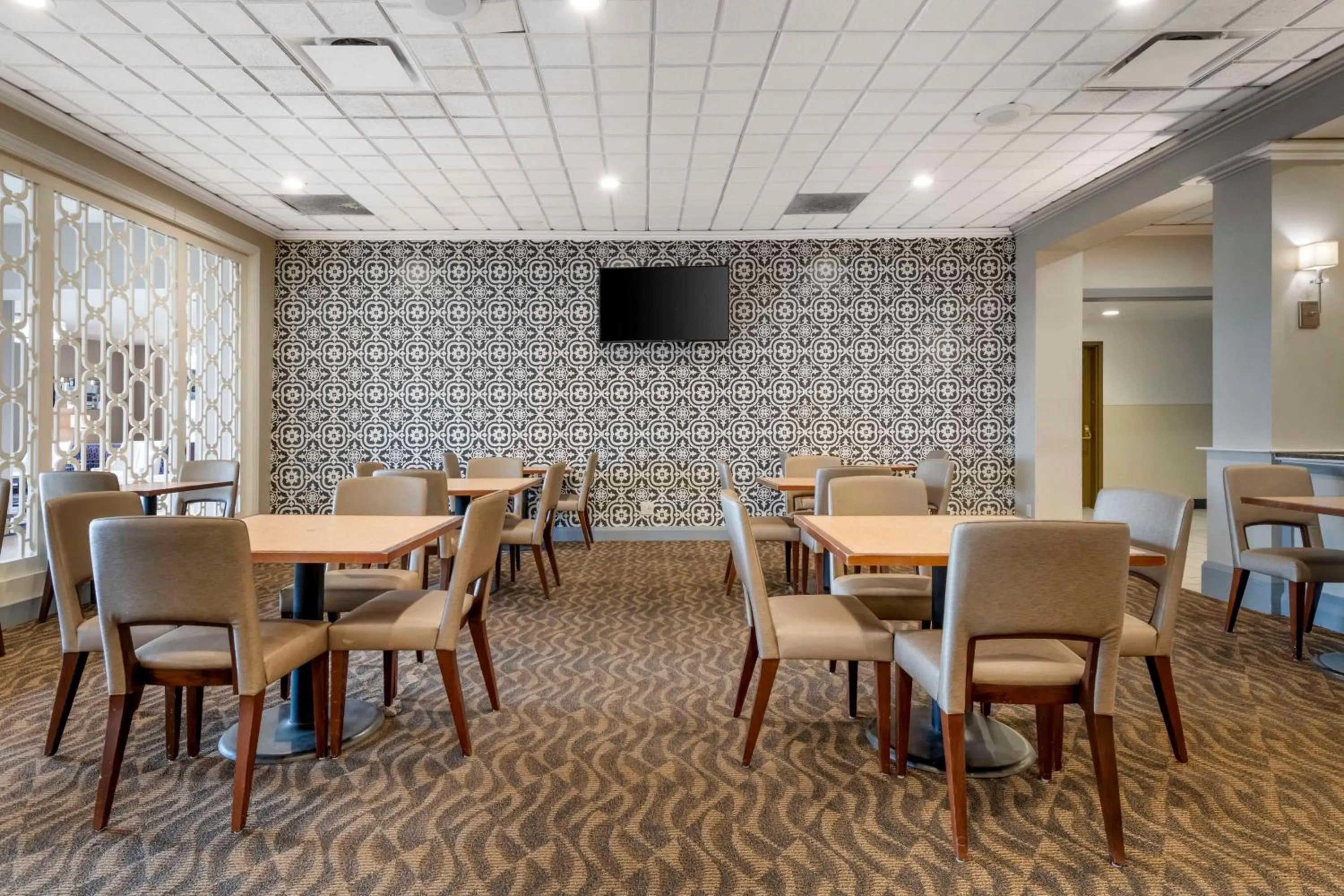 Communal lounge/ TV room in Best Western Brooklyn Center Hotel & Conference Center