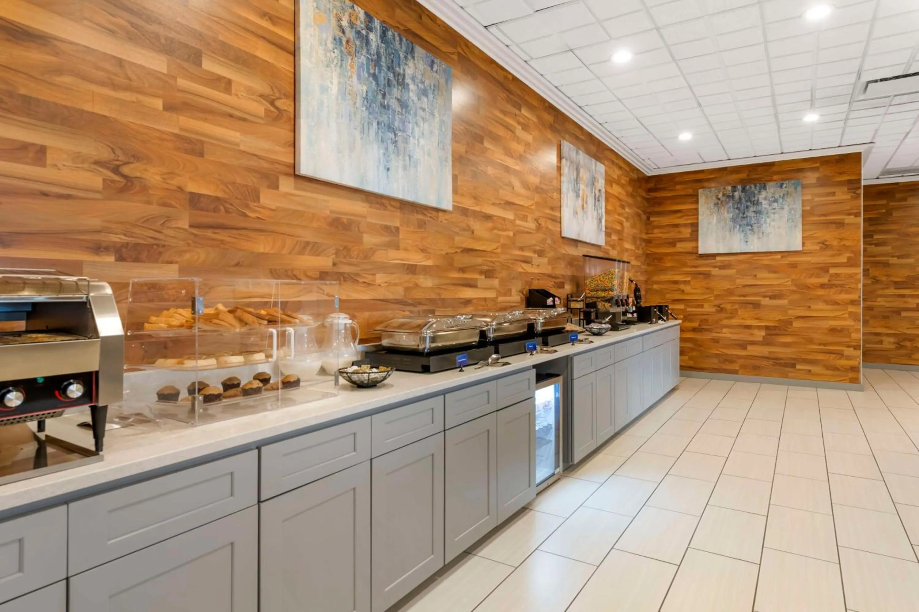 Breakfast in Best Western Brooklyn Center Hotel & Conference Center