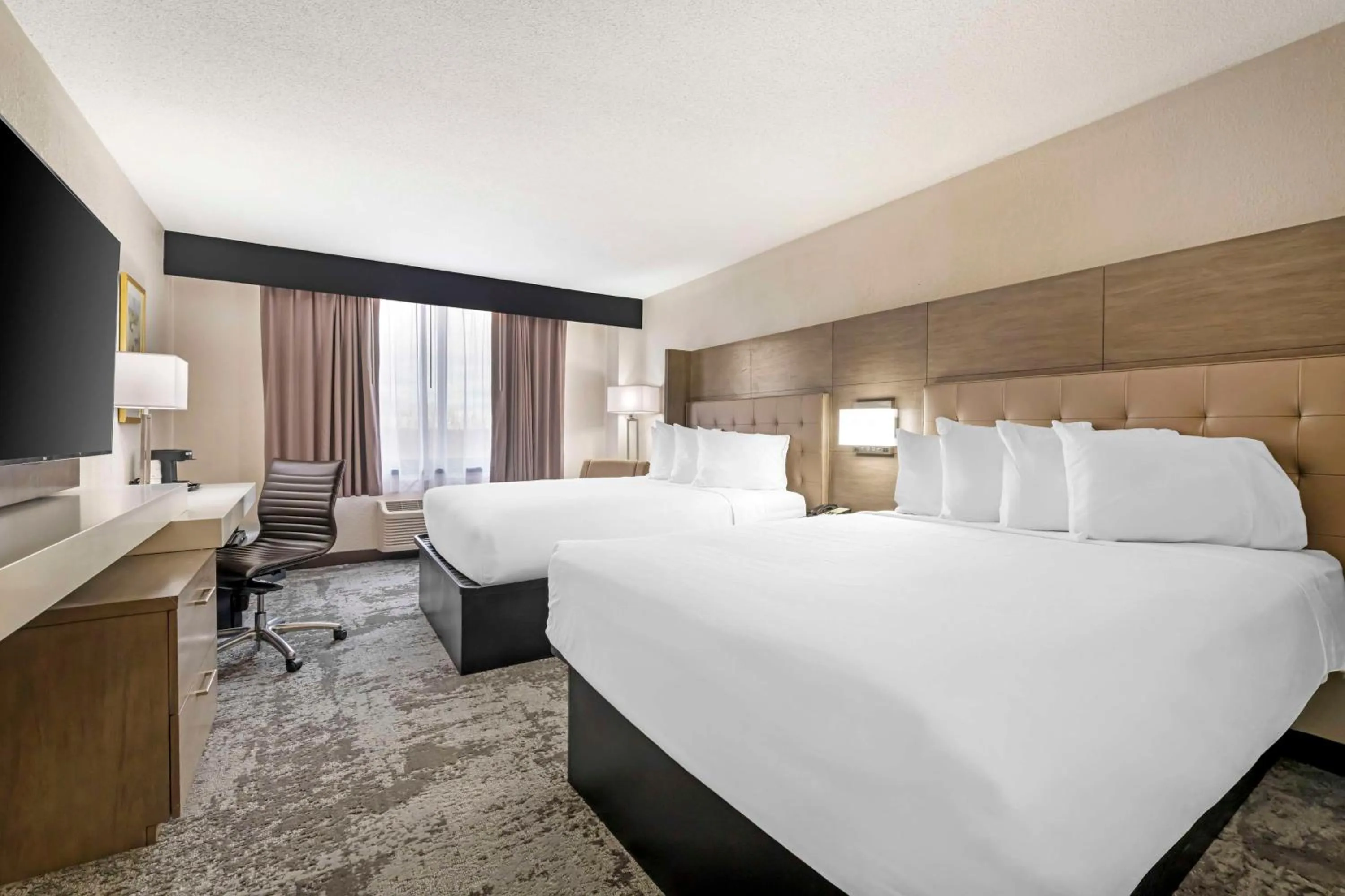 Bed in Best Western Brooklyn Center Hotel & Conference Center