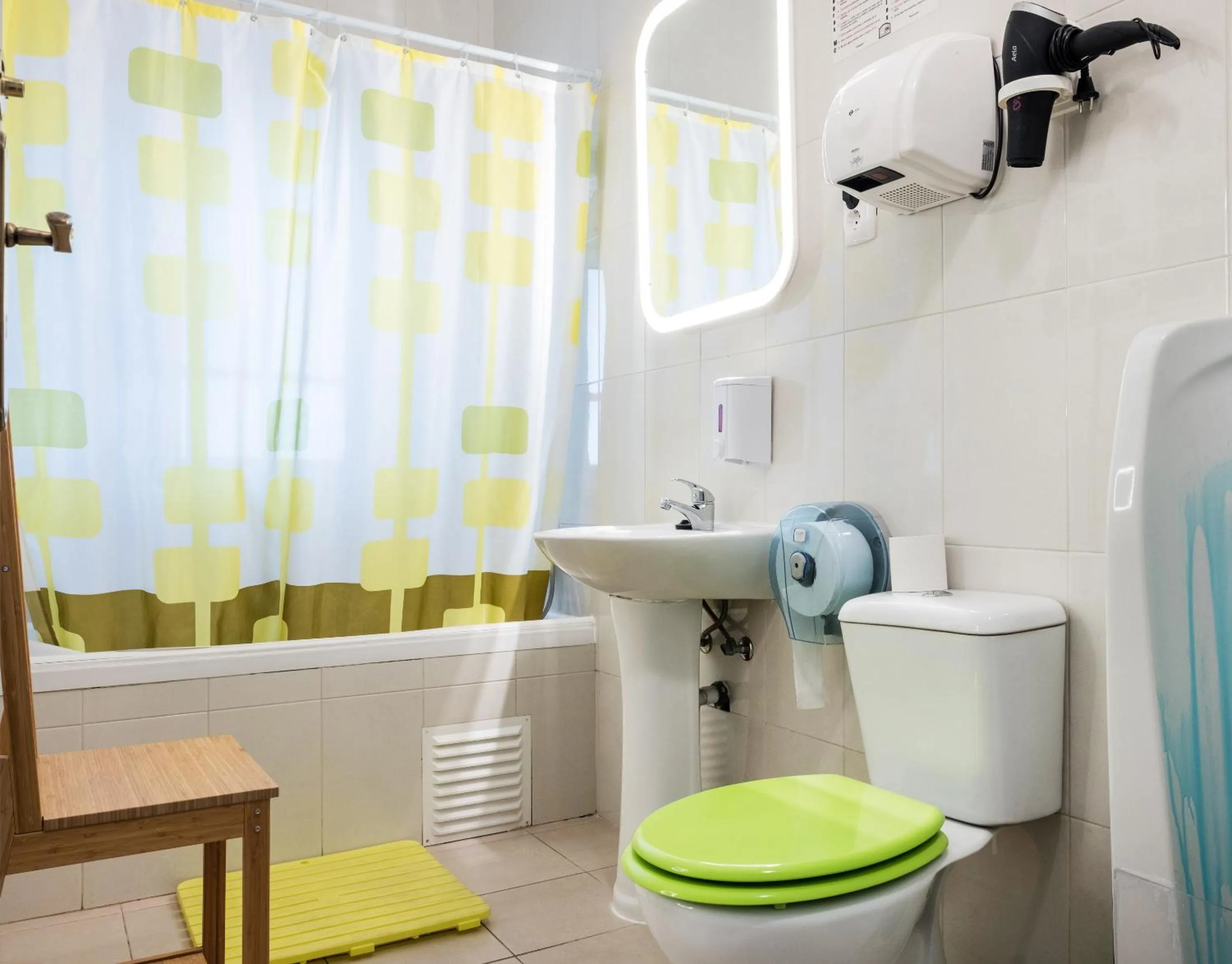 Shower in Loulé Coreto Hostel