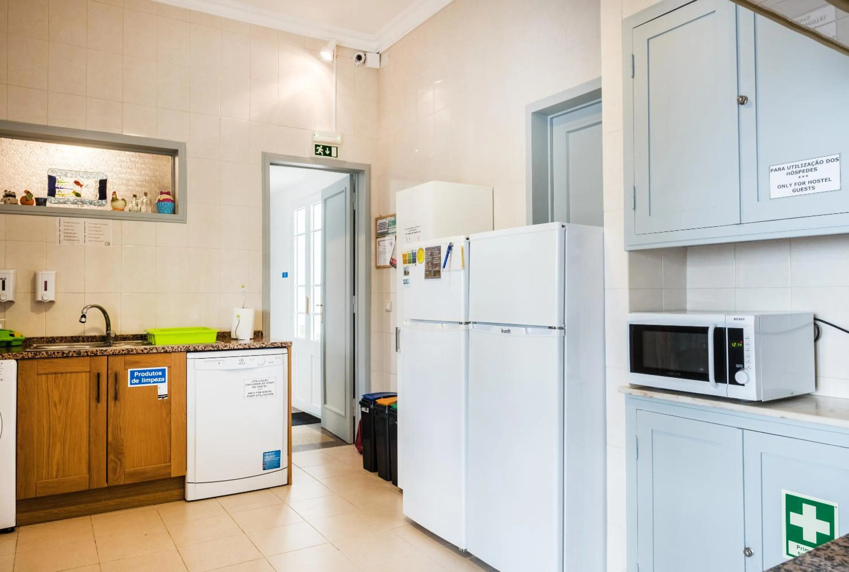 Kitchen or kitchenette in Loulé Coreto Hostel