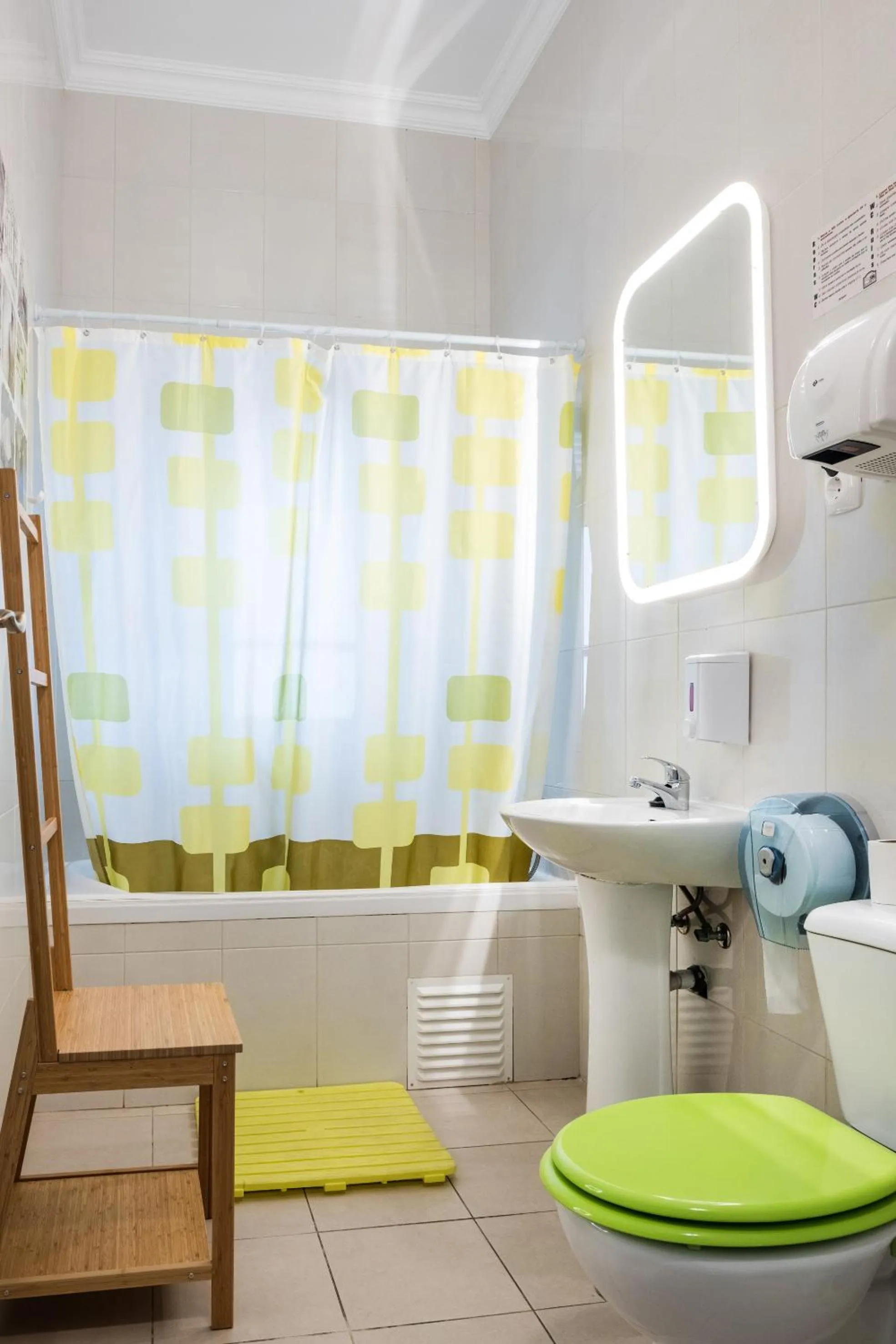 Shower in Loulé Coreto Hostel