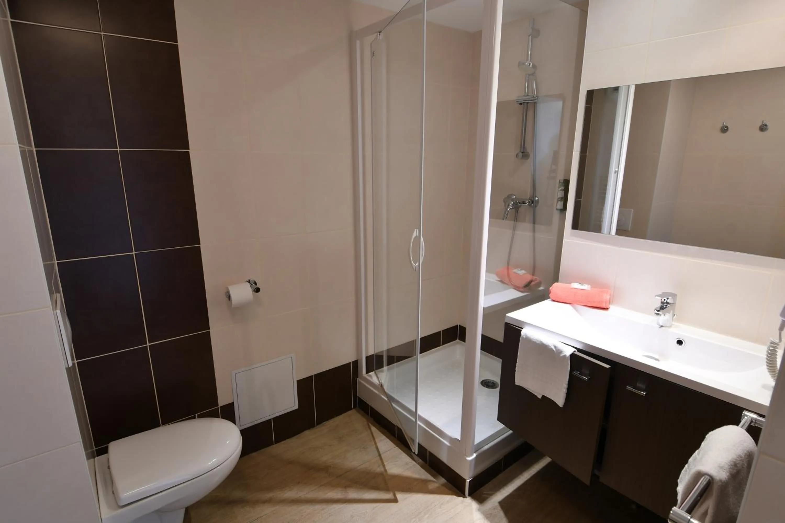 Shower in Appart-Hôtel Mer & Golf City Bordeaux - Bruges