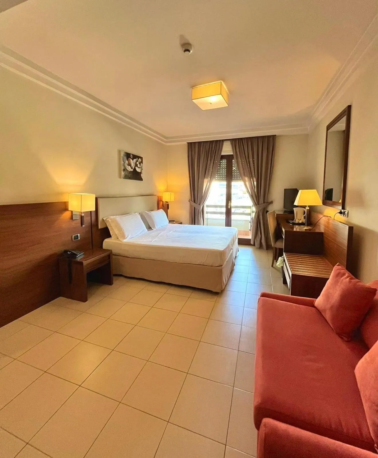 Bedroom, Bed in Suites & Residence Hotel