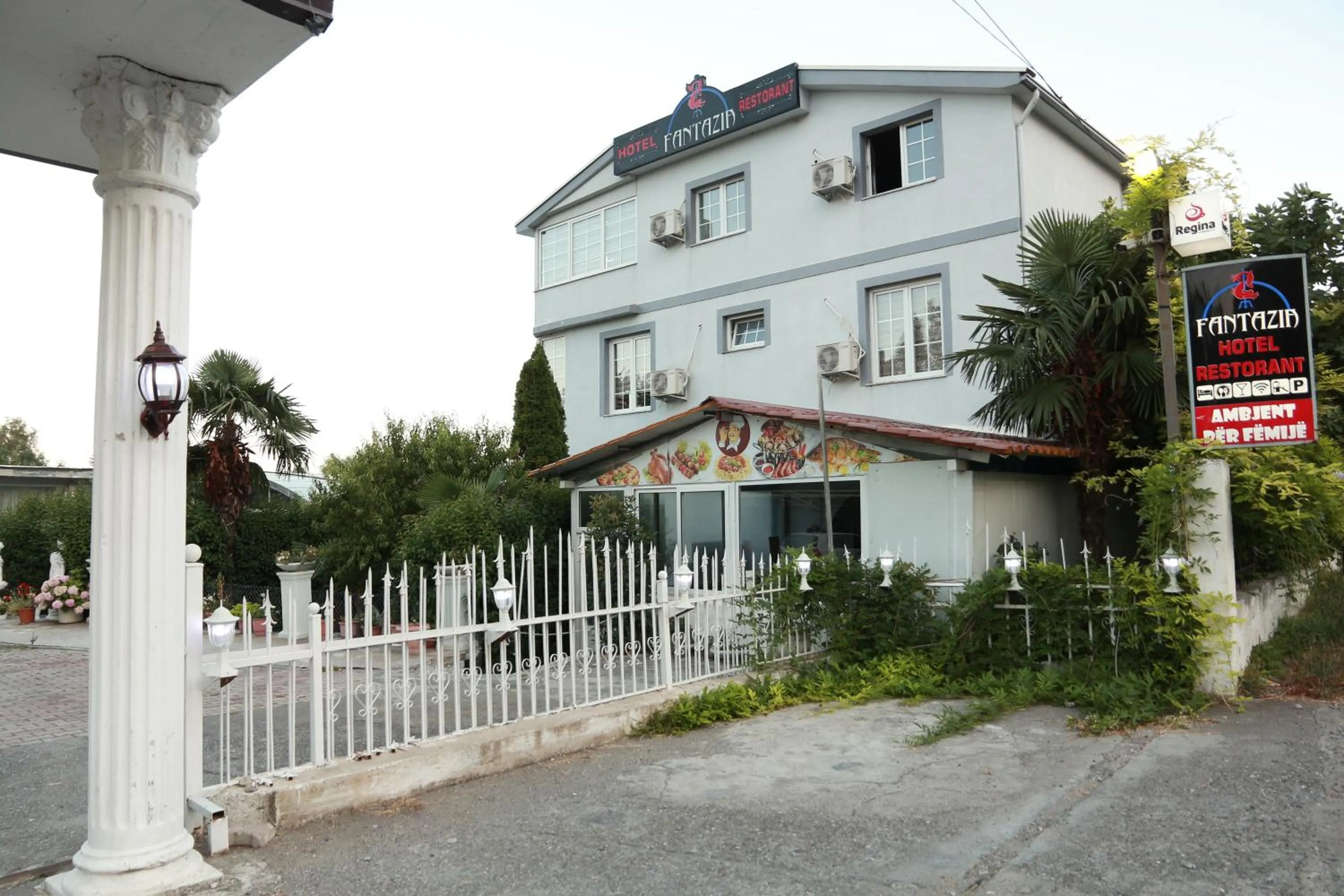 Facade/entrance in Hotel Fantazia