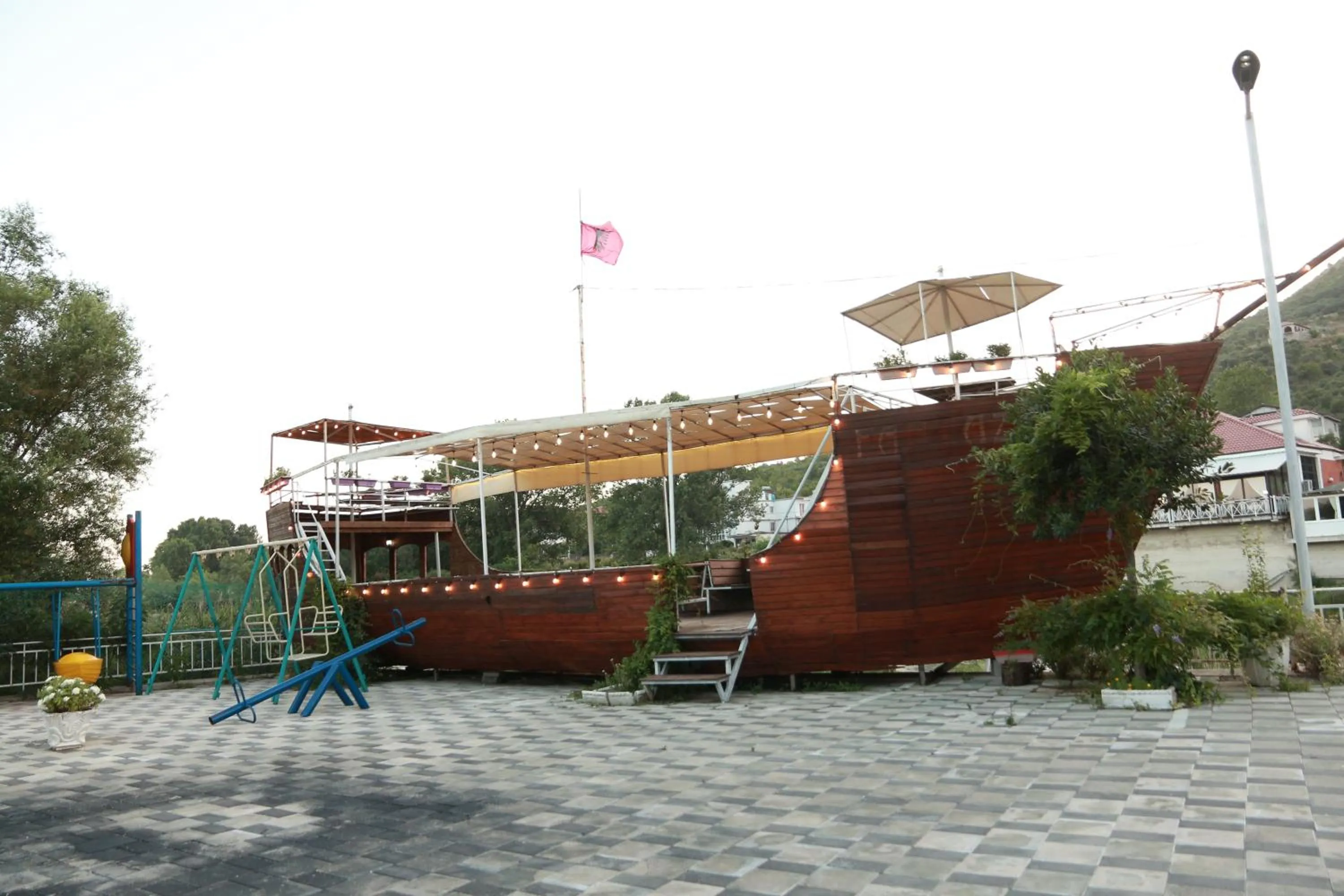 Restaurant/places to eat in Hotel Fantazia