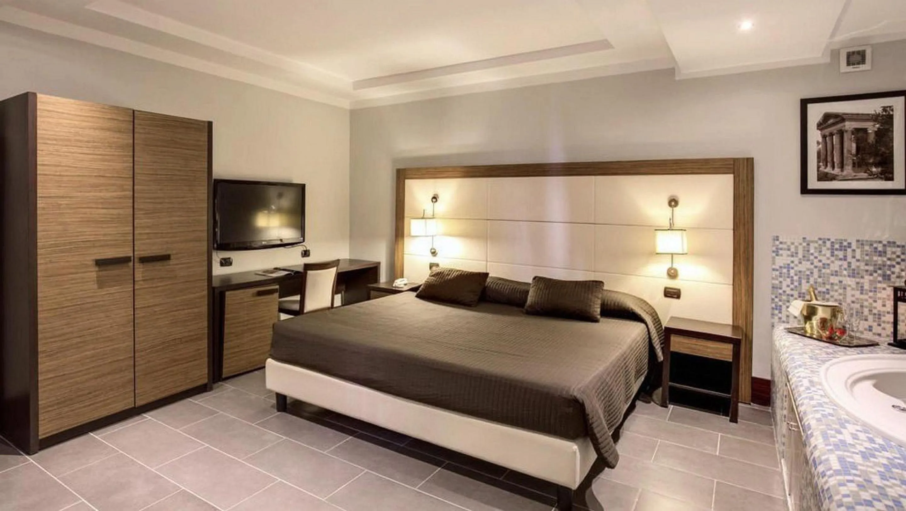 Photo of the whole room, Bed in The Strand Hotel