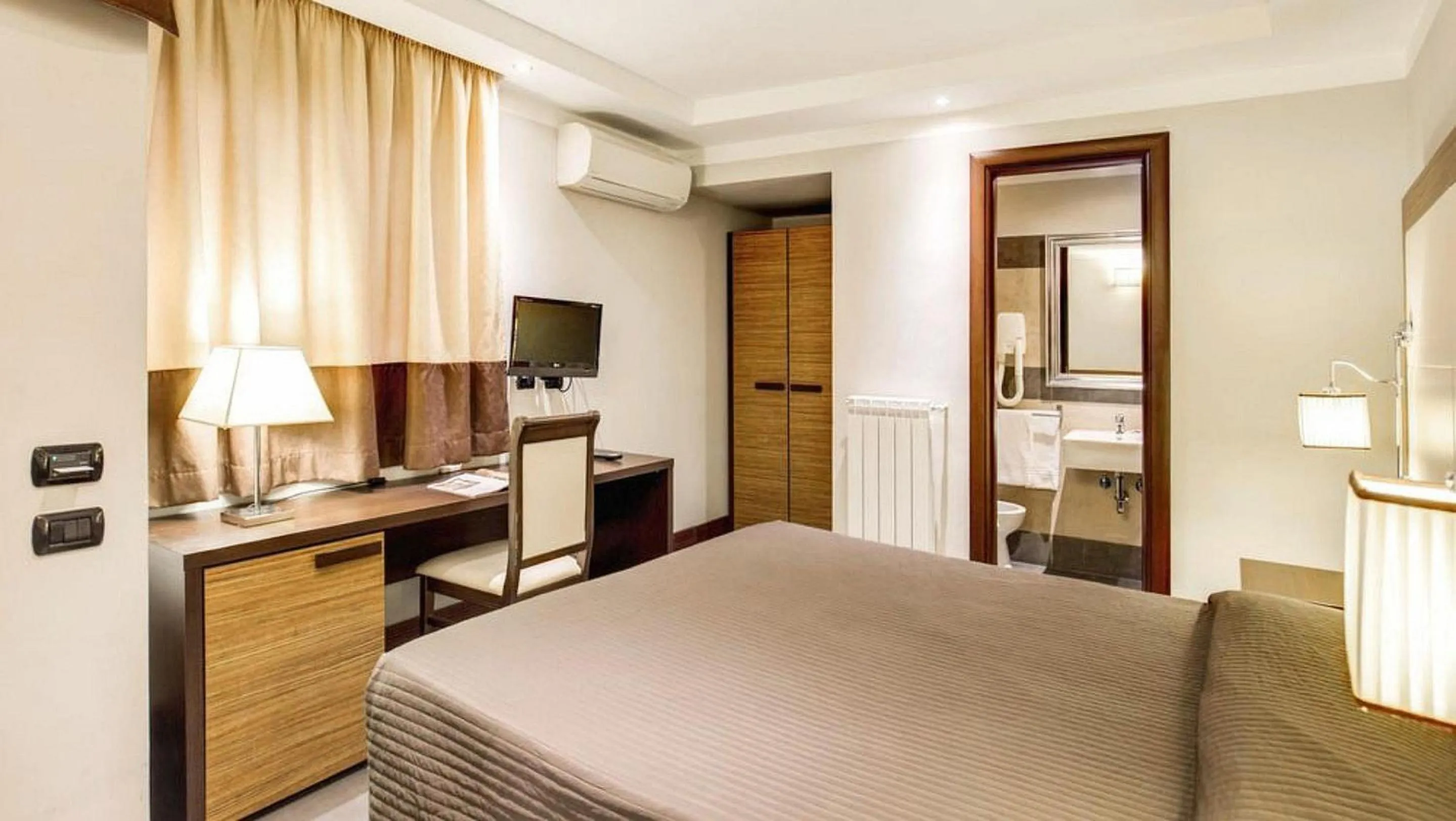 Photo of the whole room, Bed in The Strand Hotel