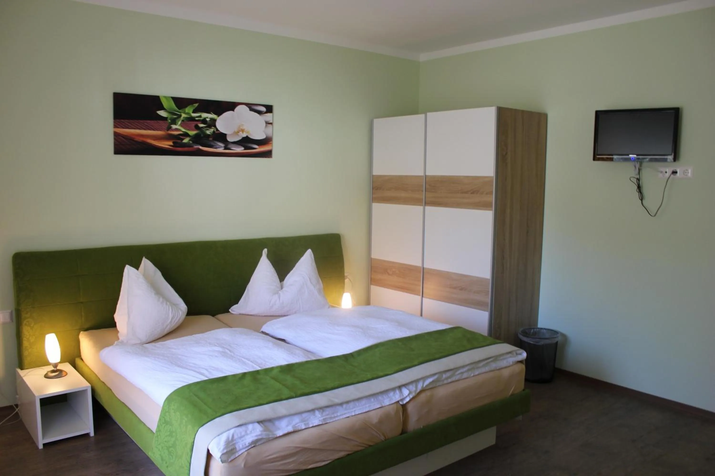 Photo of the whole room, Bed in Gasthof zum Mohrn