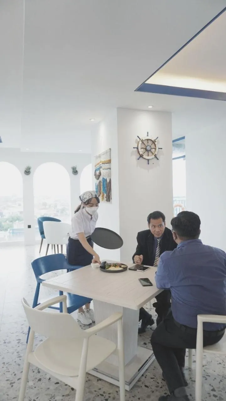 Restaurant/places to eat in Cavinton Hotel Malioboro Yogyakarta