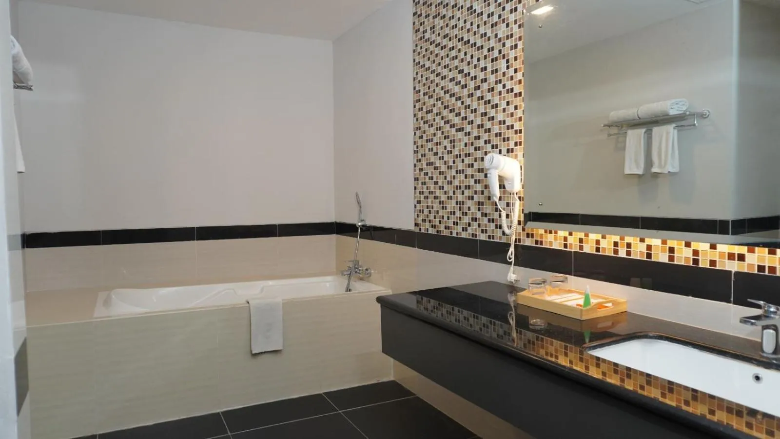 Bathroom in Cavinton Hotel Malioboro Yogyakarta