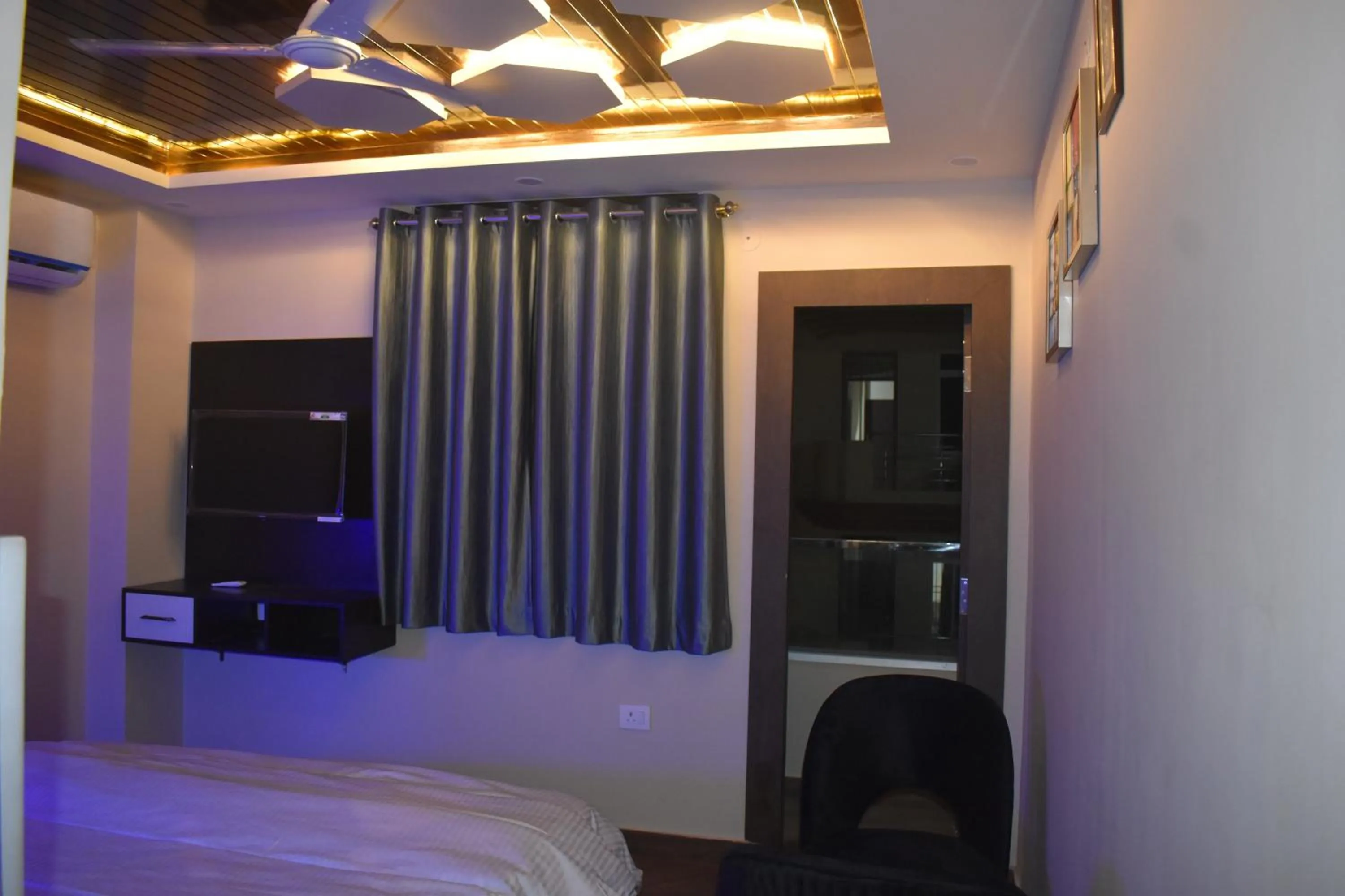 Communal lounge/ TV room in Hotel Lilac Doors