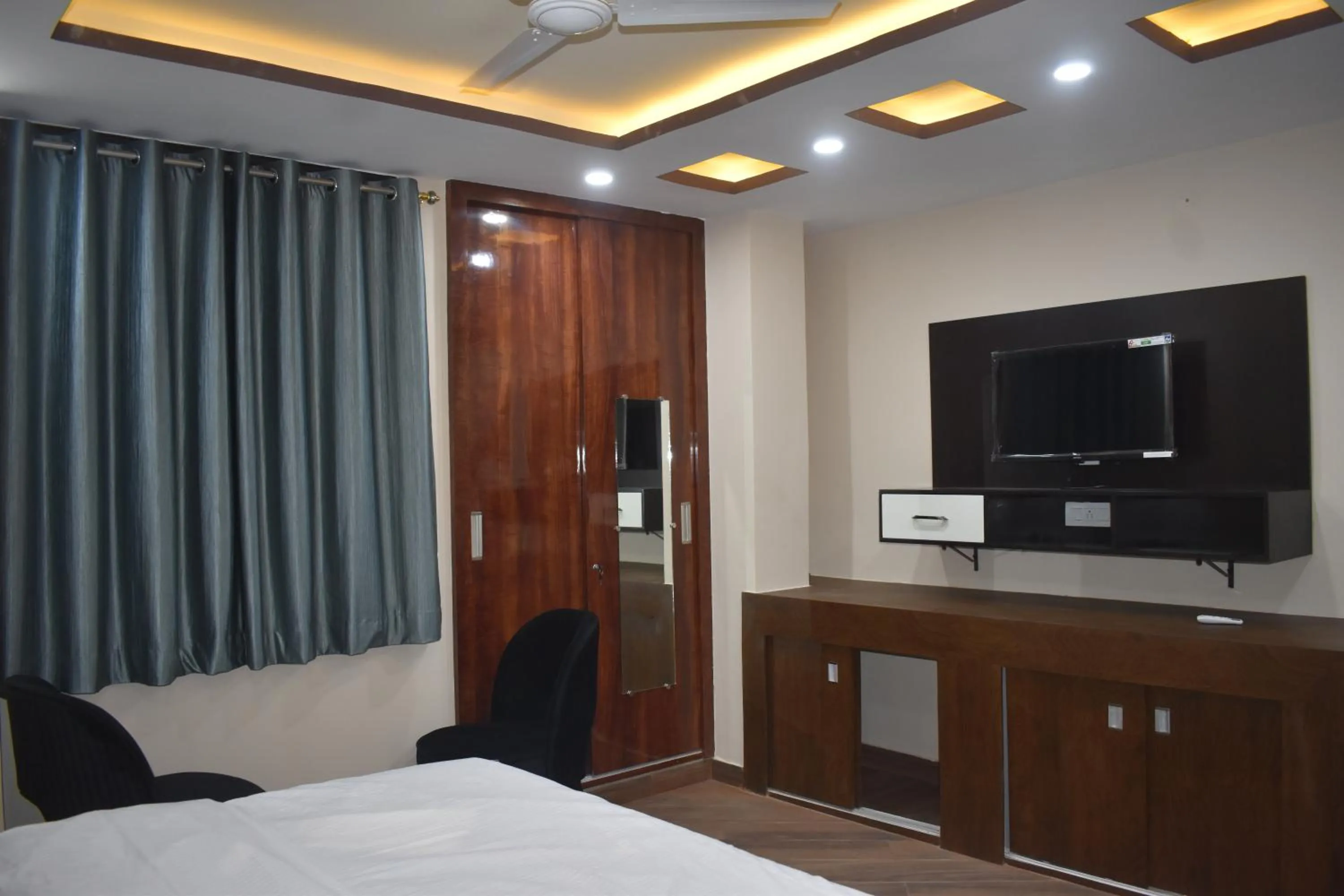 Communal lounge/ TV room in Hotel Lilac Doors