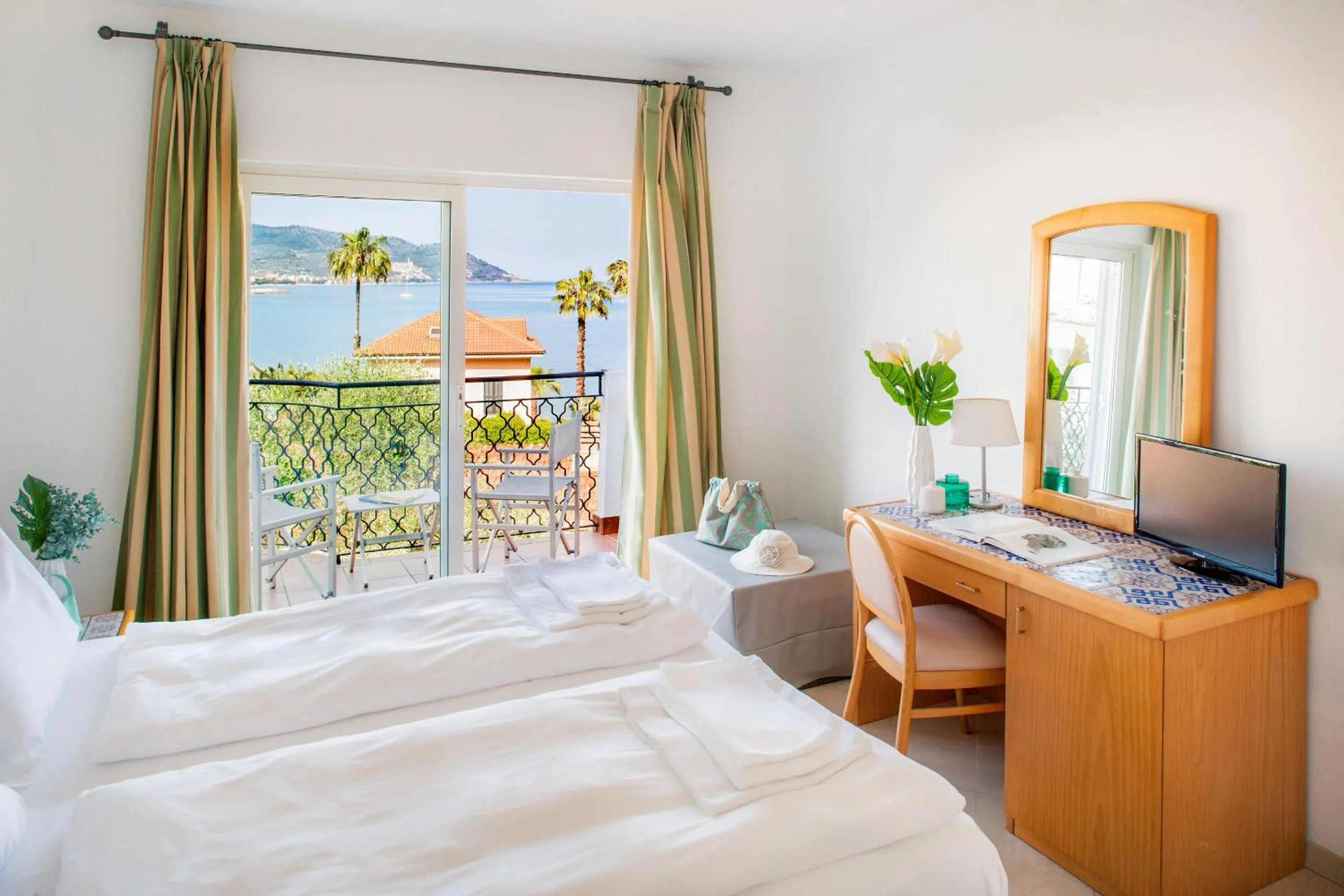 View (from property/room), Bed in Hotel Moresco